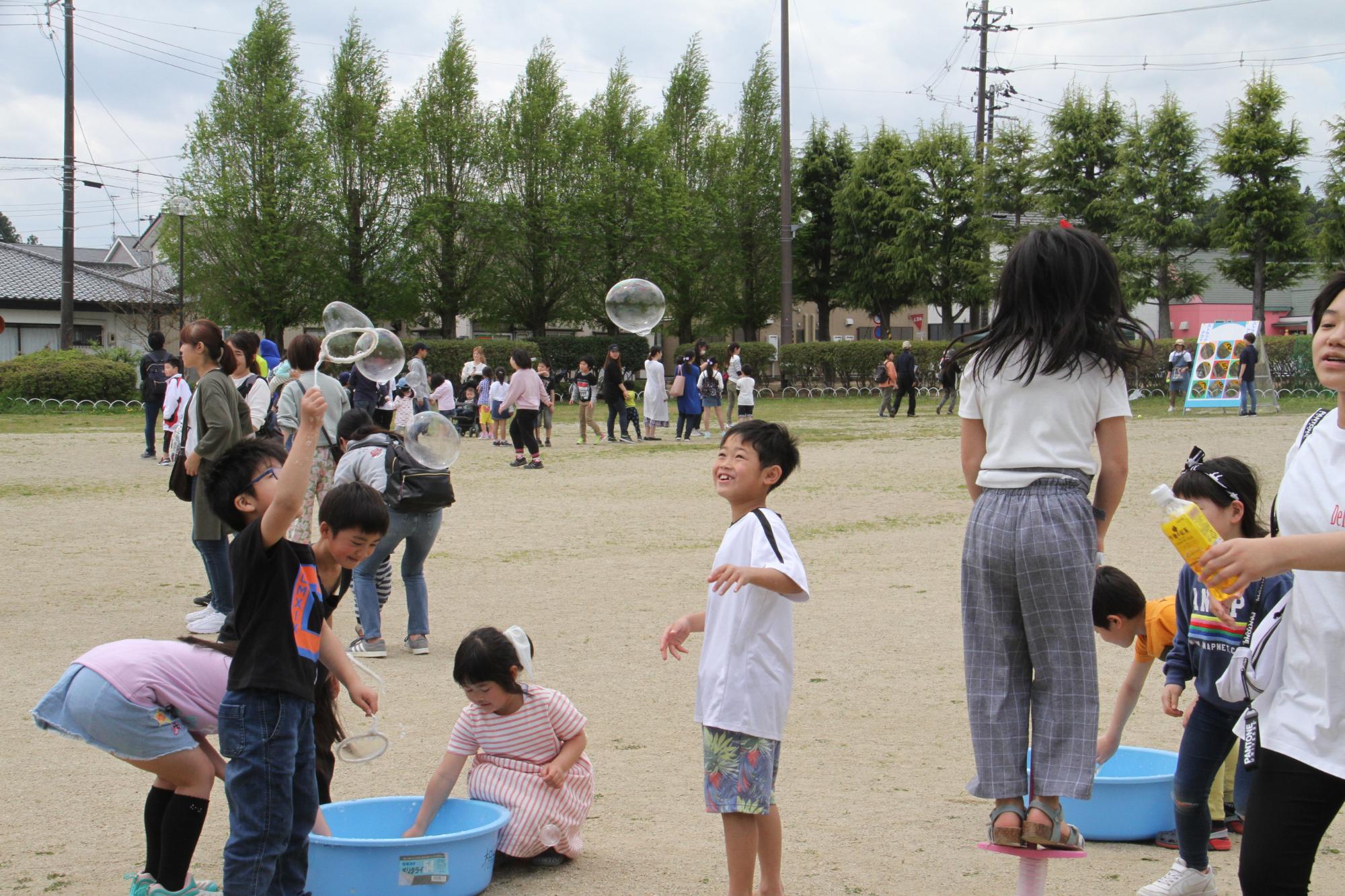 昔遊びを楽しむ子どもたち