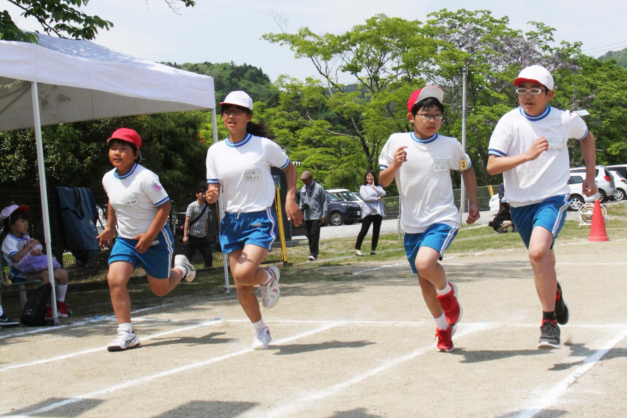 徒競走を行う6年生たち