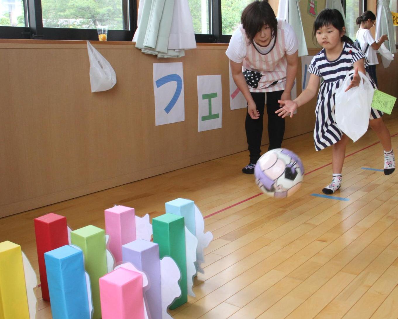 ボールを転がして遊んでいる子どもの様子