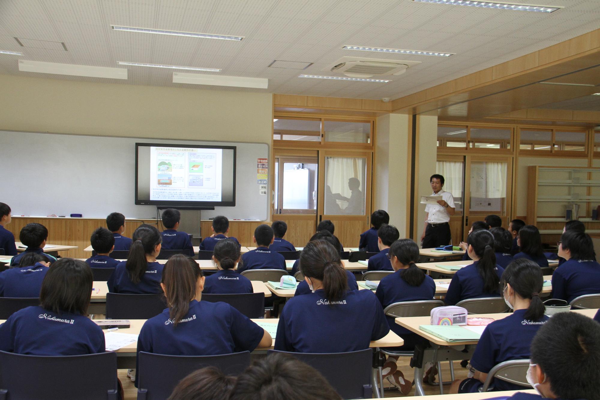 東日本大震災の講話を受ける生徒ら