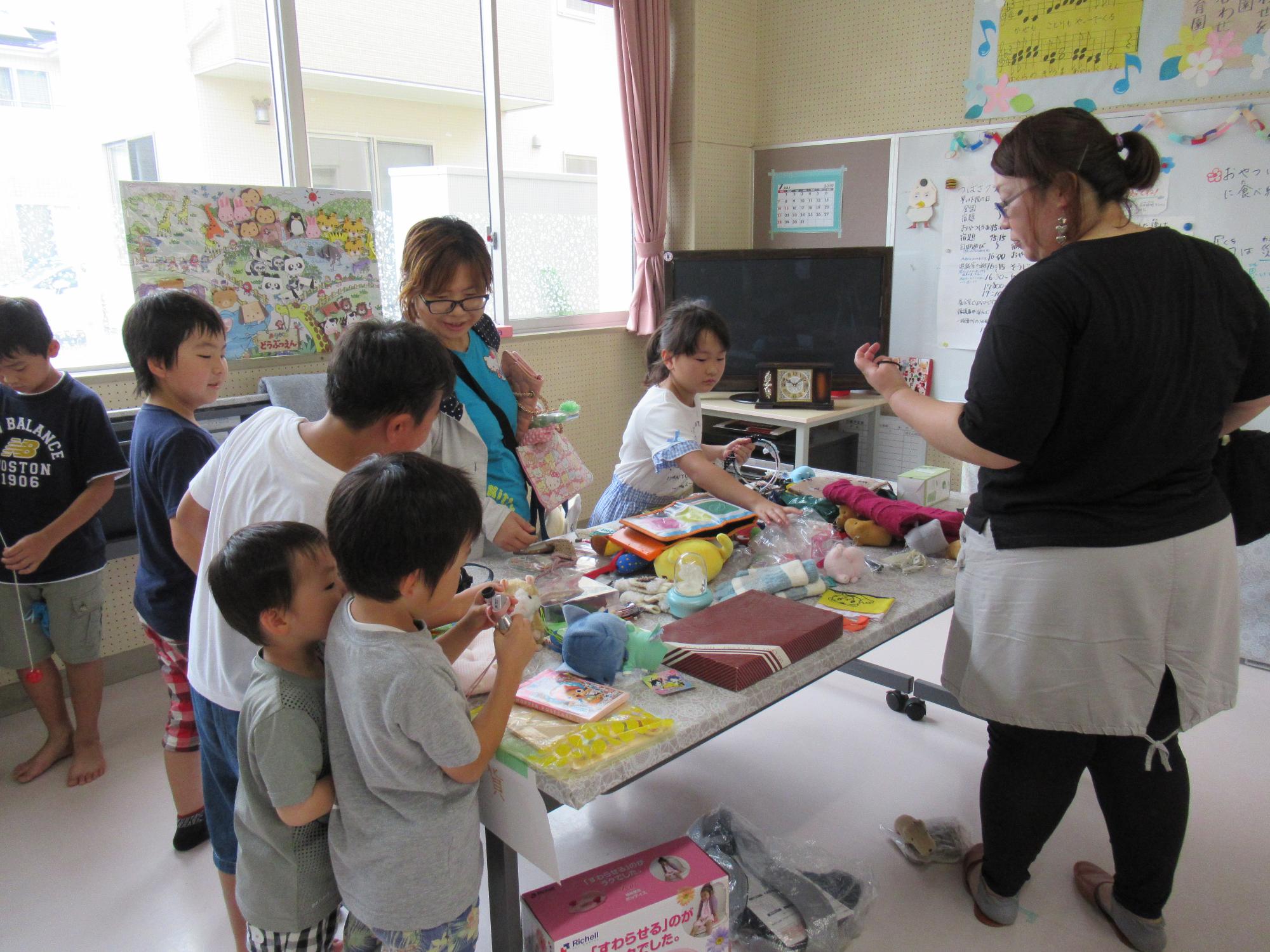 物々交換会の品を選ぶ親子の様子