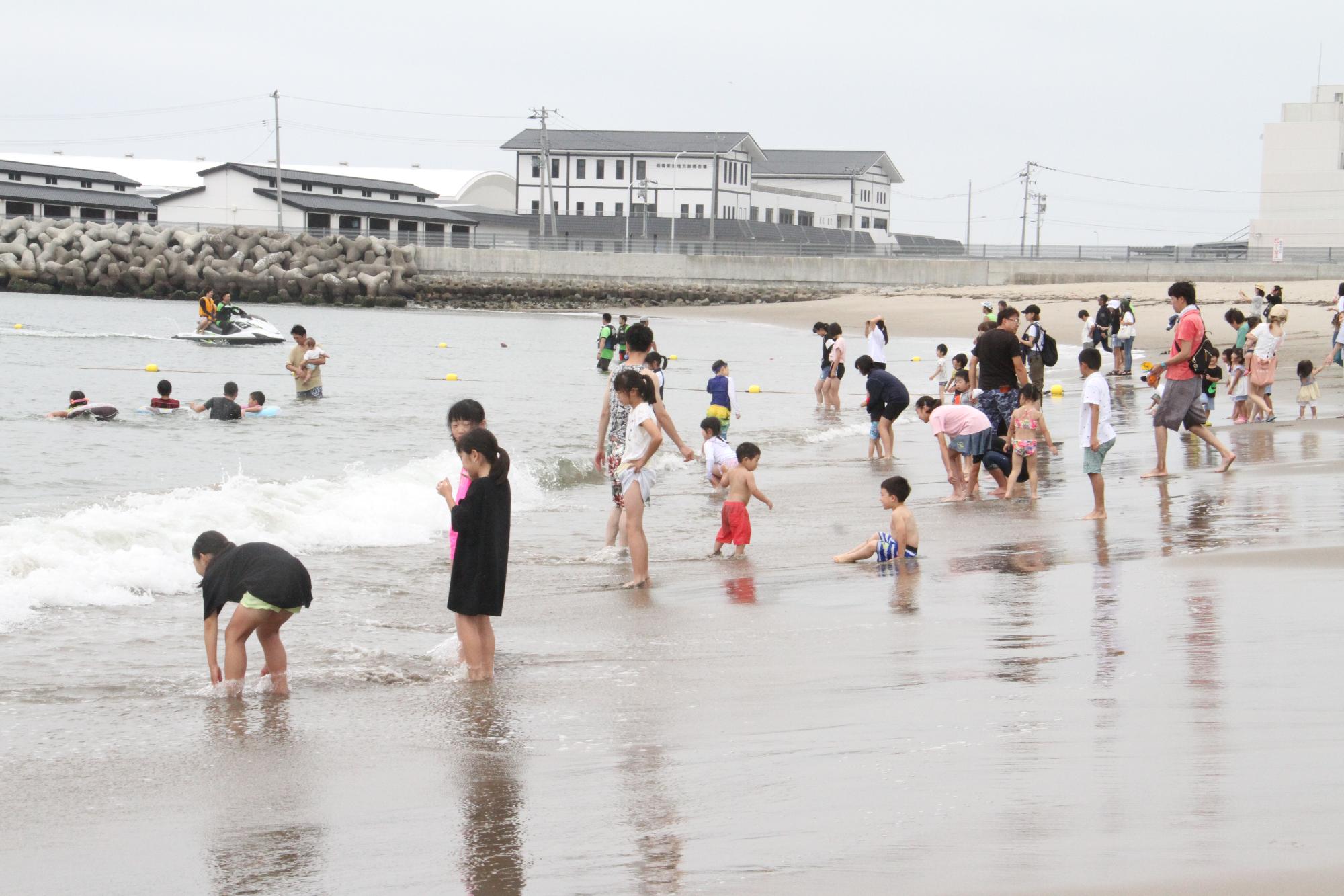 海開きした原釜尾浜海水浴場の海水浴客の様子