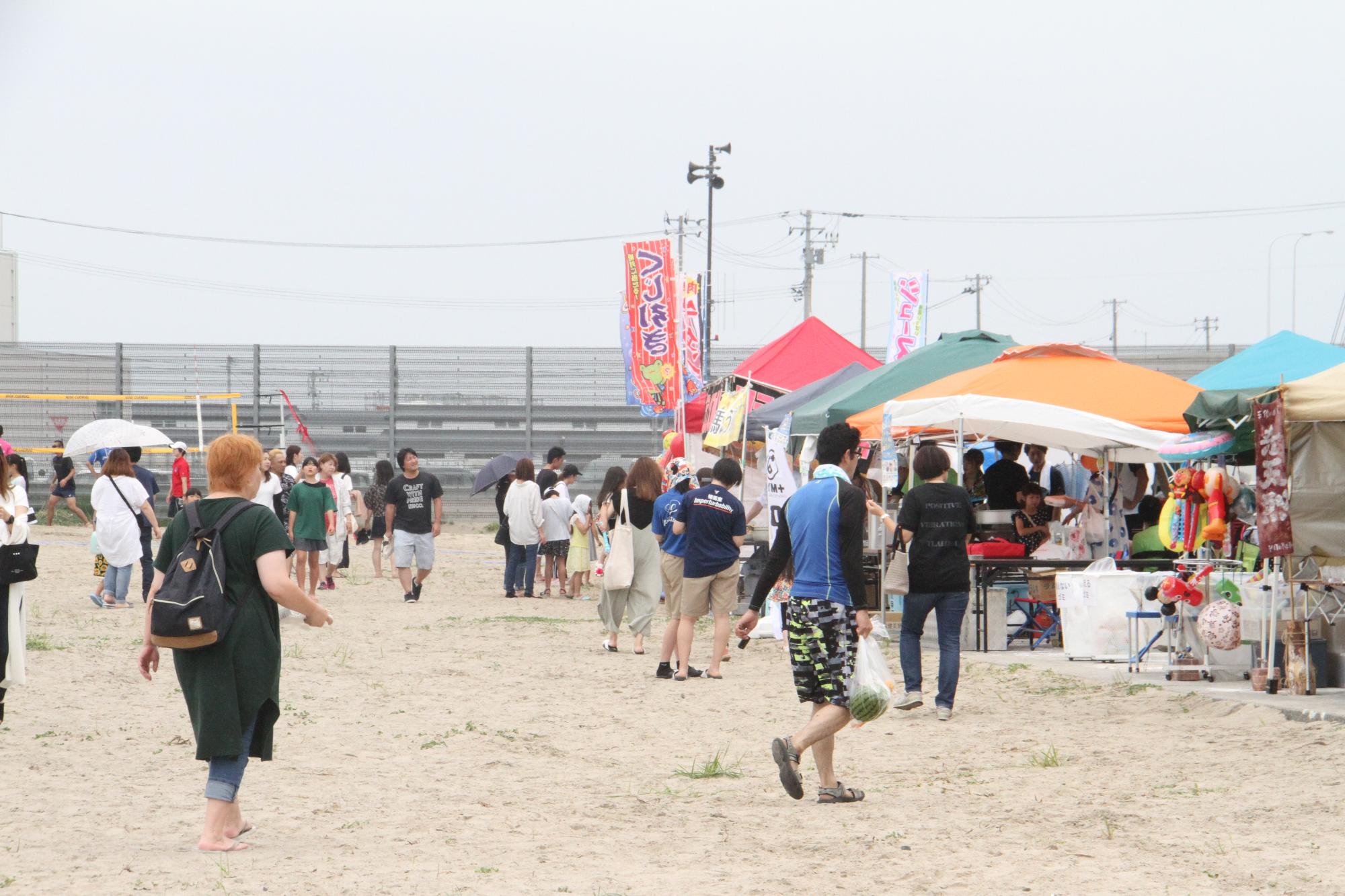 イベントにならんだ出店の様子