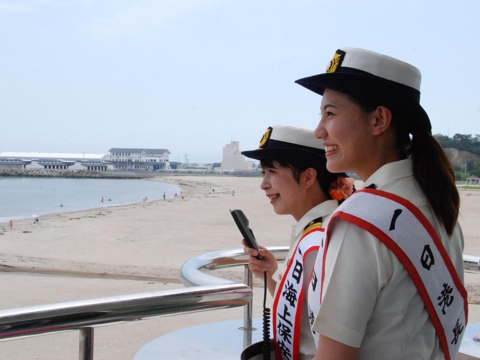 海水浴客へ注意を呼びかける様子