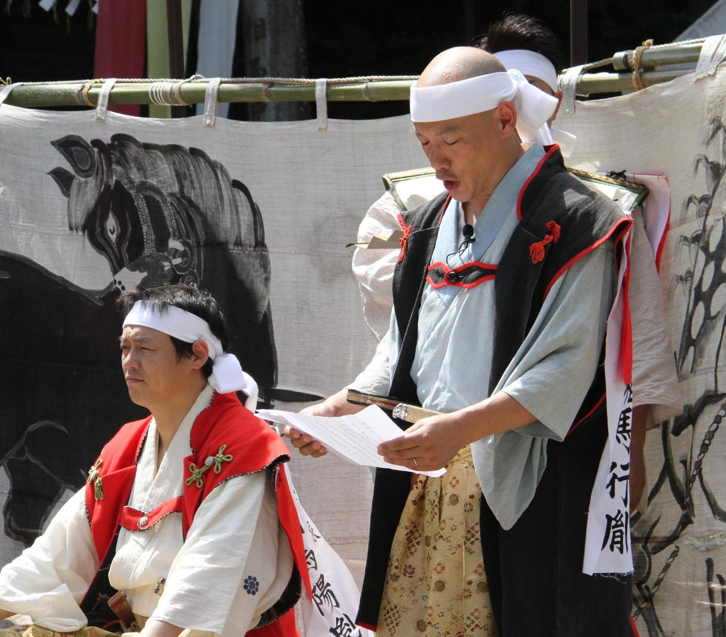 総大将出陣祝いの宴であいさつする総大将