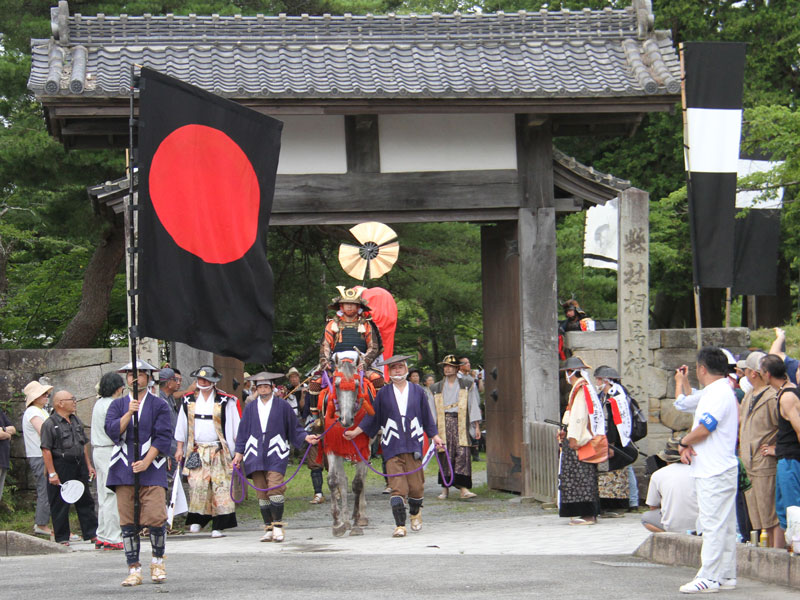 大手門より出陣する総大将