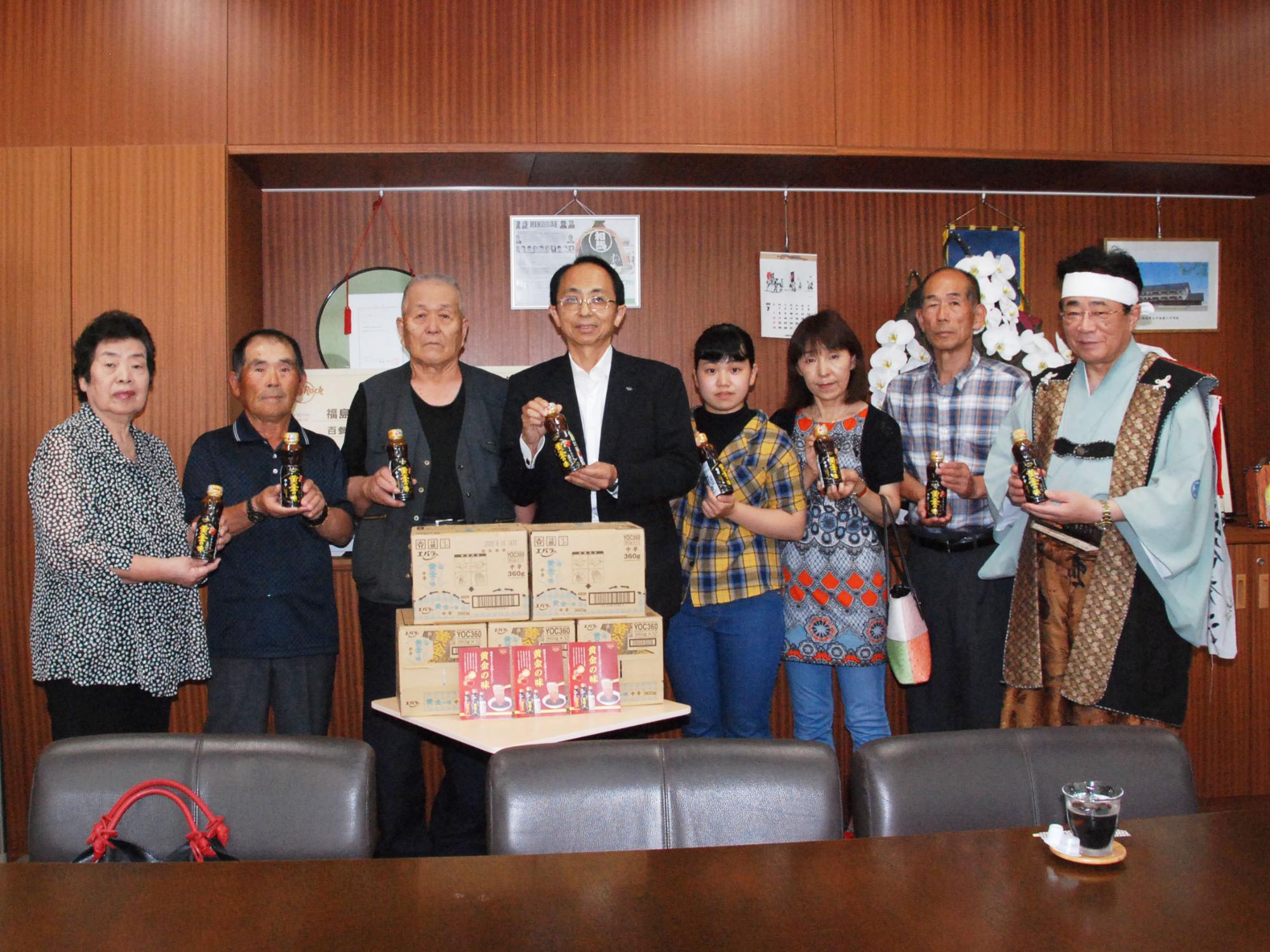 焼き肉のタレを寄贈した浅野顧問と、受け取った災害市営住宅の管理者らと立谷市長