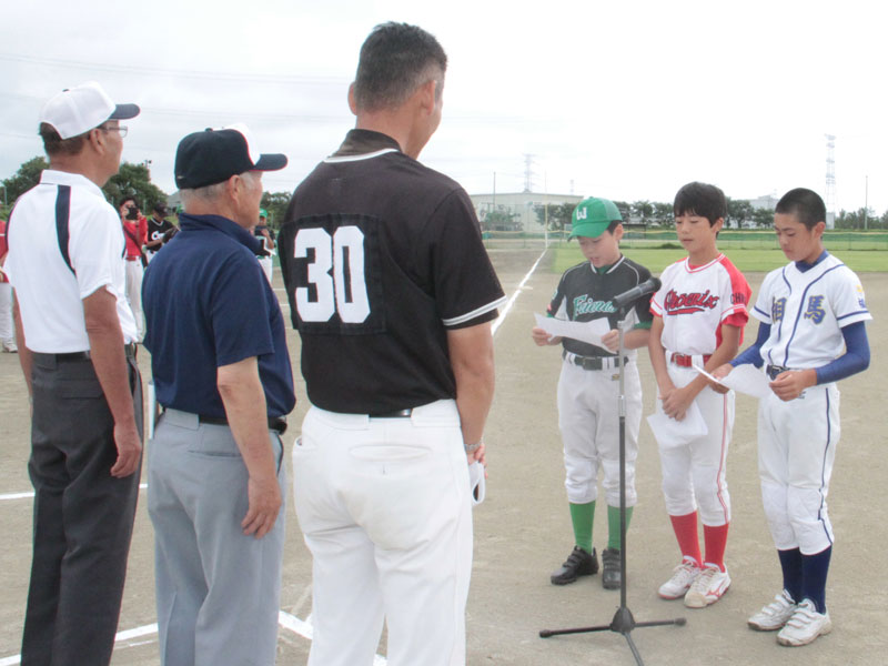 交流野球大会での3選手による選手宣誓の様子
