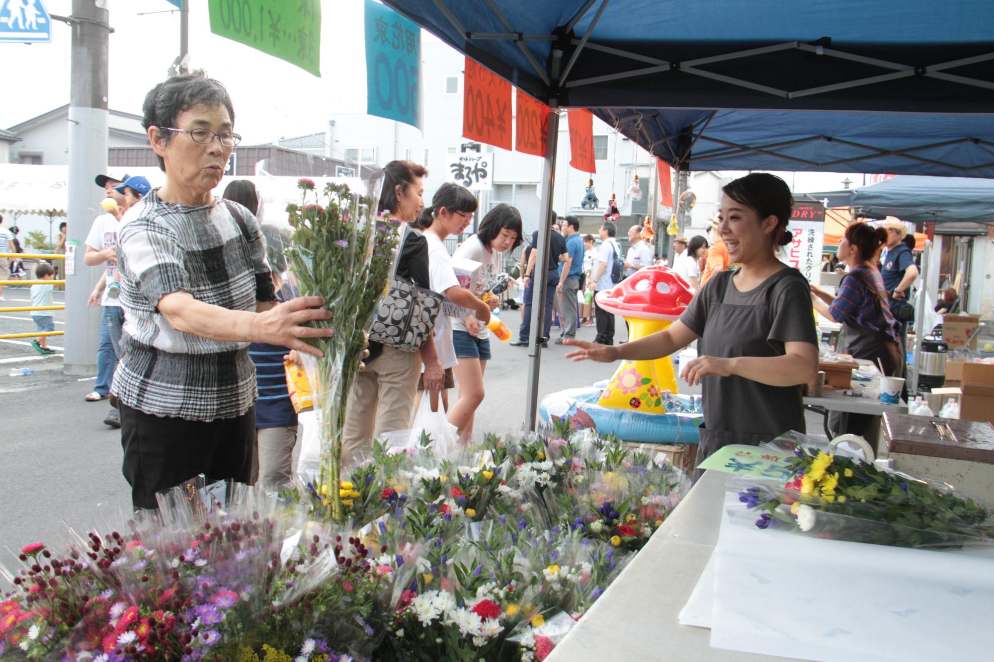 大瓜市でお供え用の花を選んでいる様子