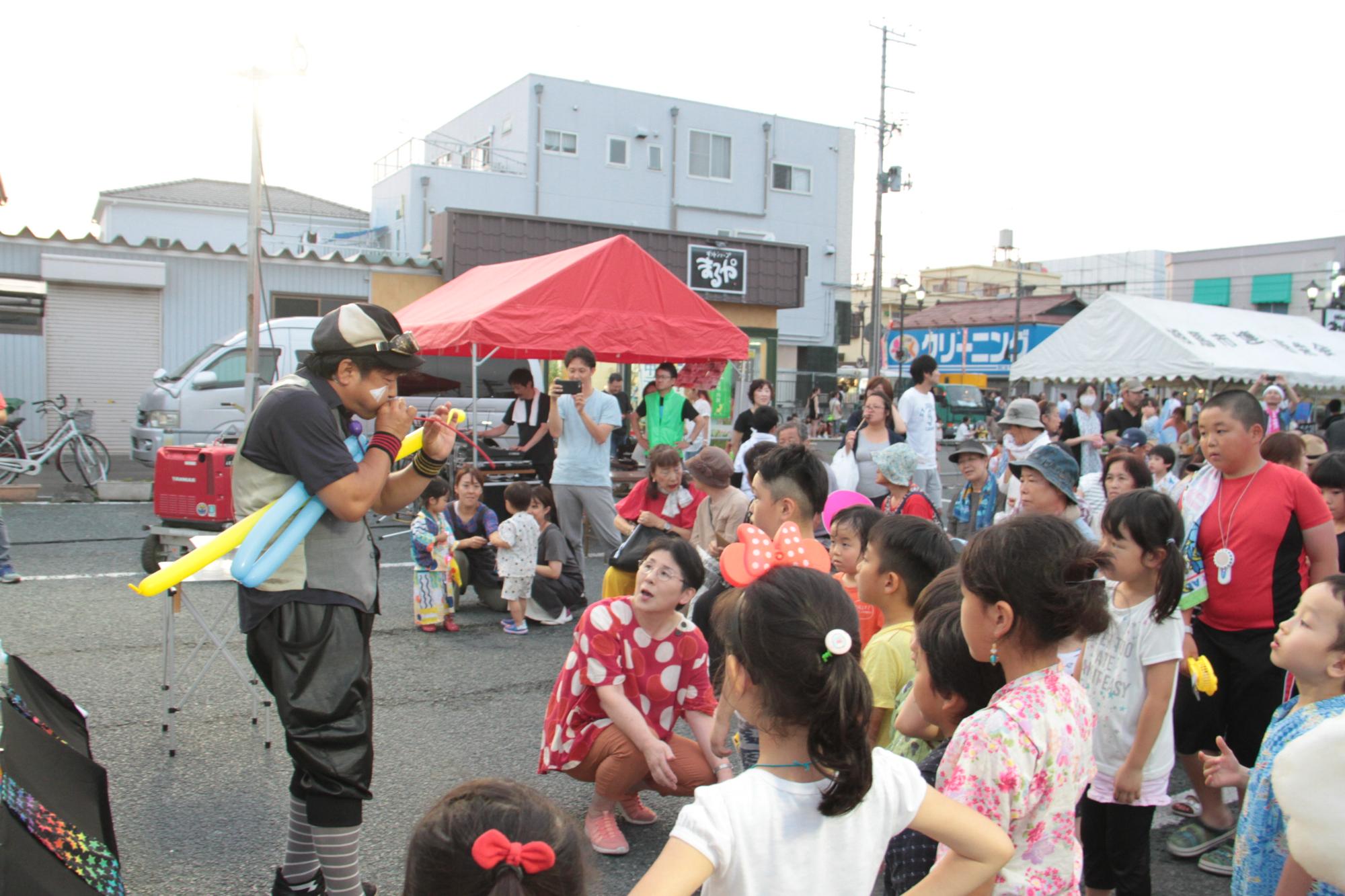 大瓜市のステージで大道芸人のパフォーマンスの様子