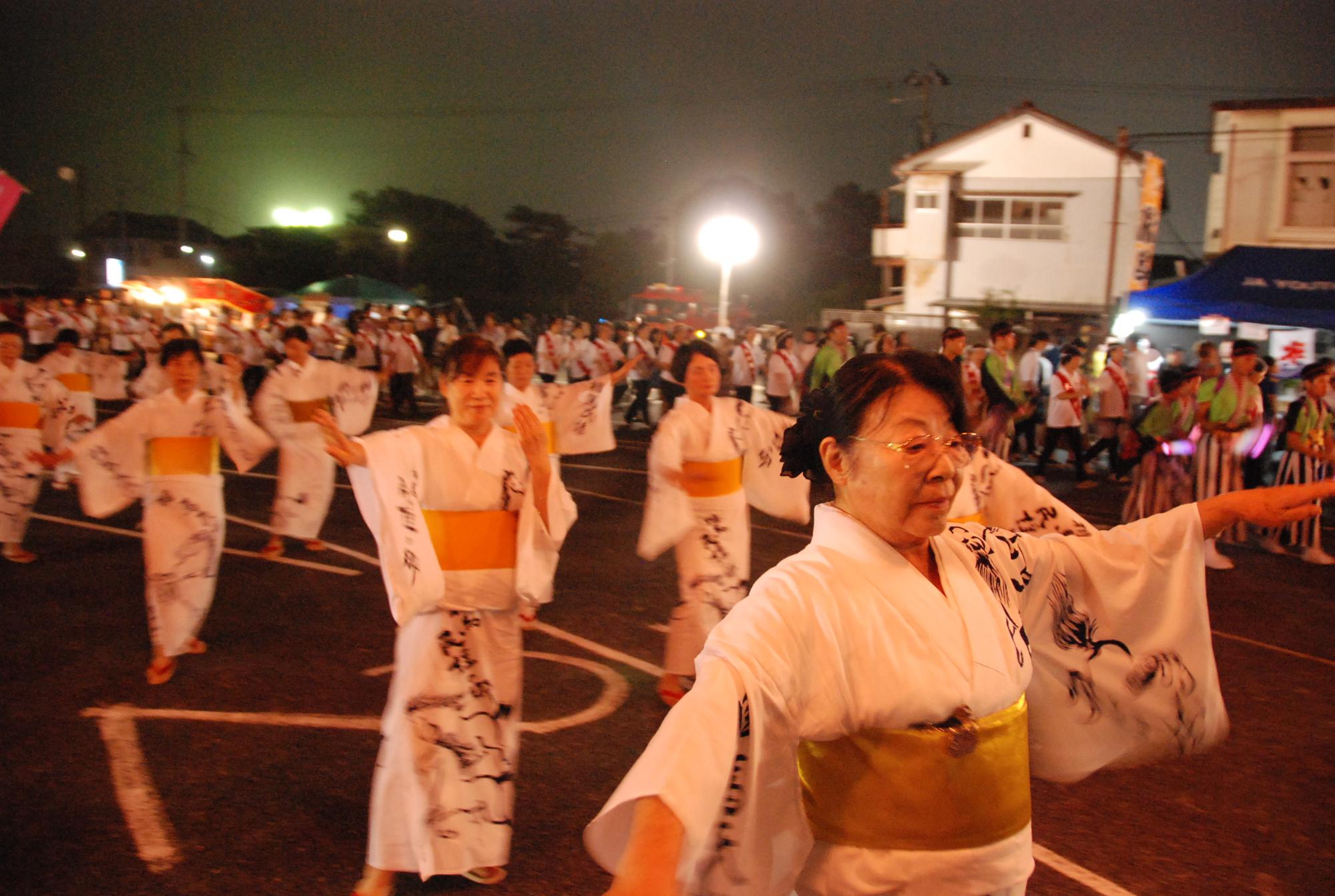 相馬民謡同好会の会員が盆踊りを行う様子