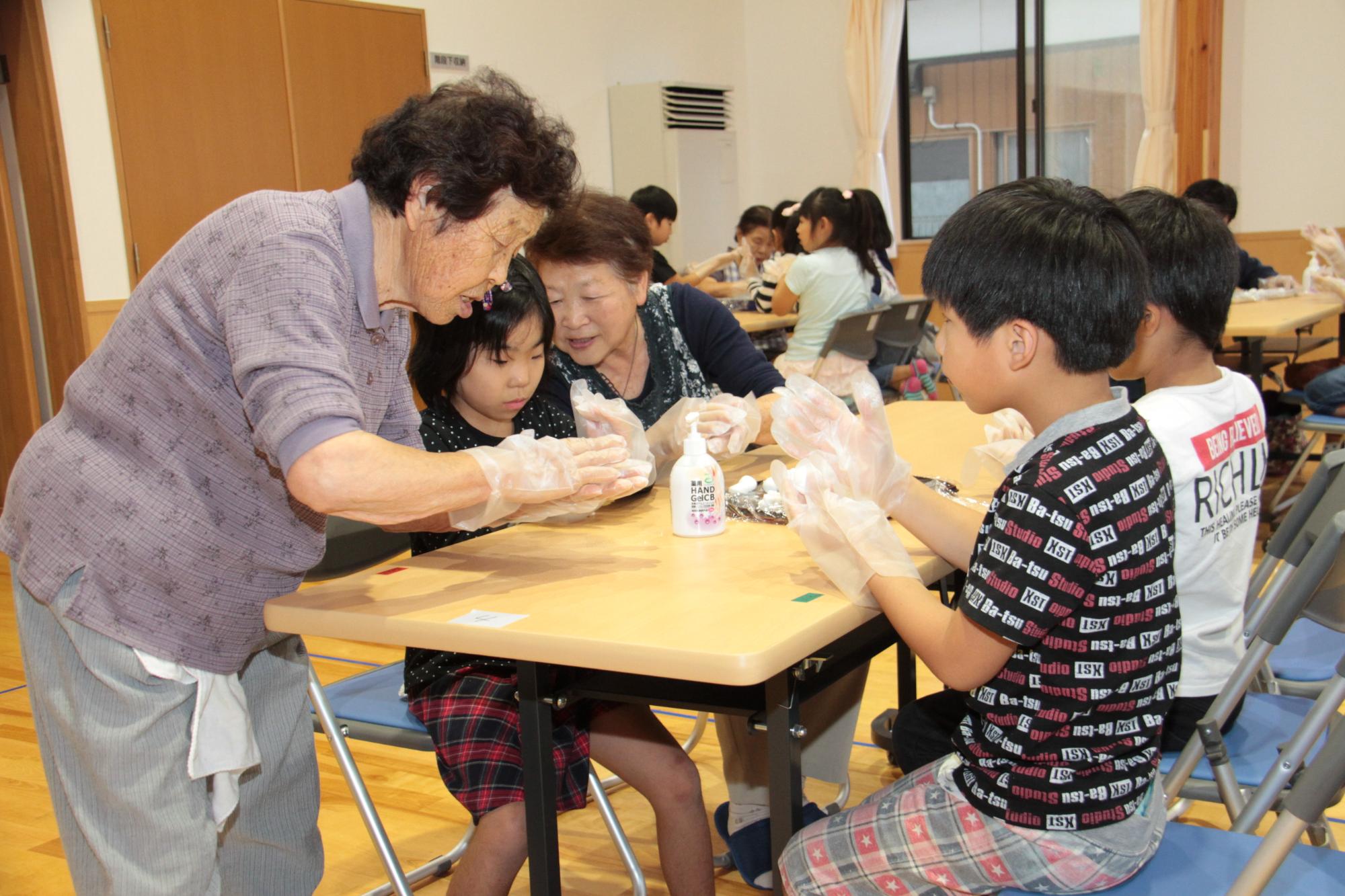 地域の高齢者の方と一緒に団子を作る様子