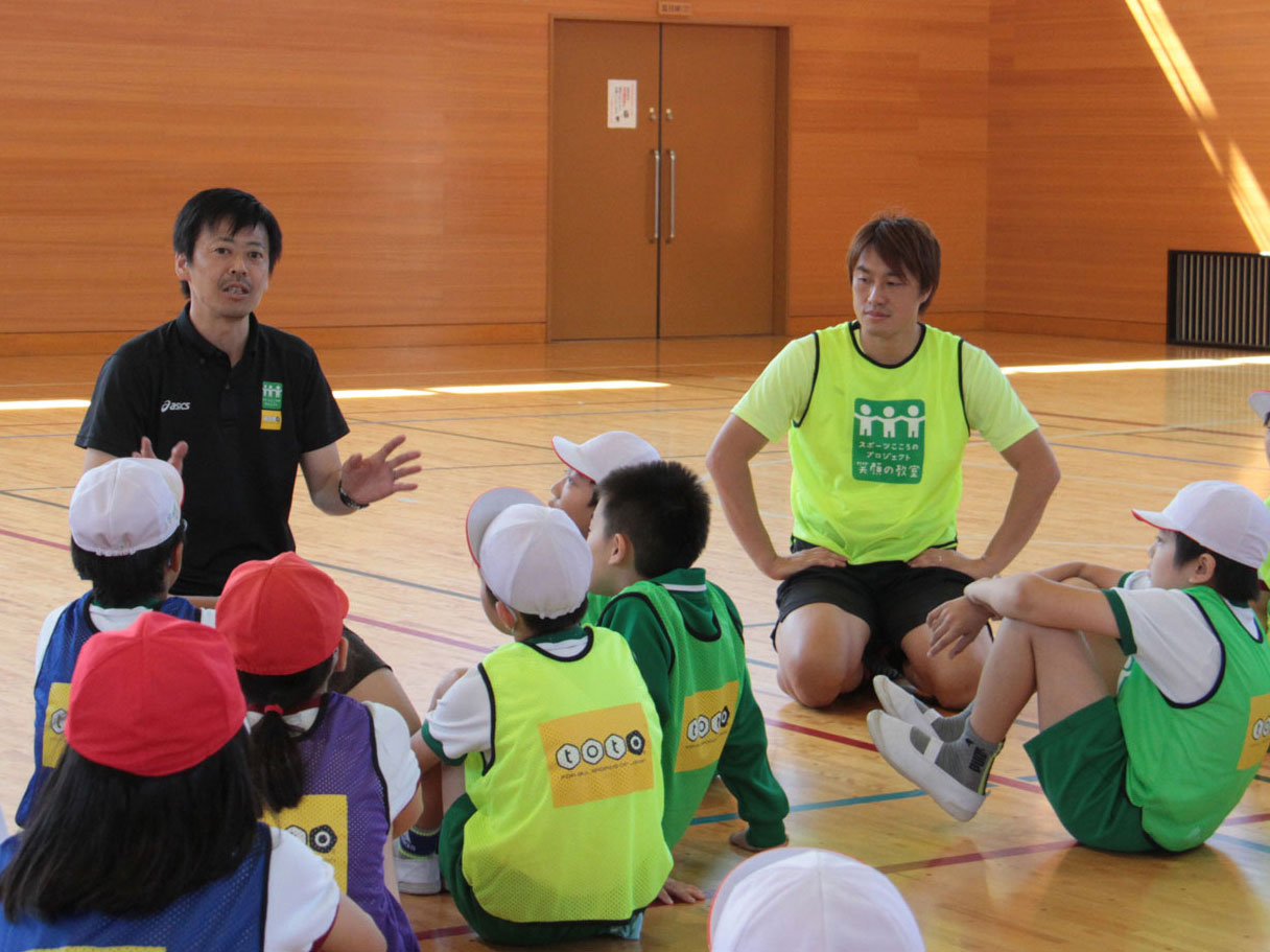 ゲームの時間でゲームを成功させる相談を児童らと鈴木規郎先生と佐藤陽彦先生の様子
