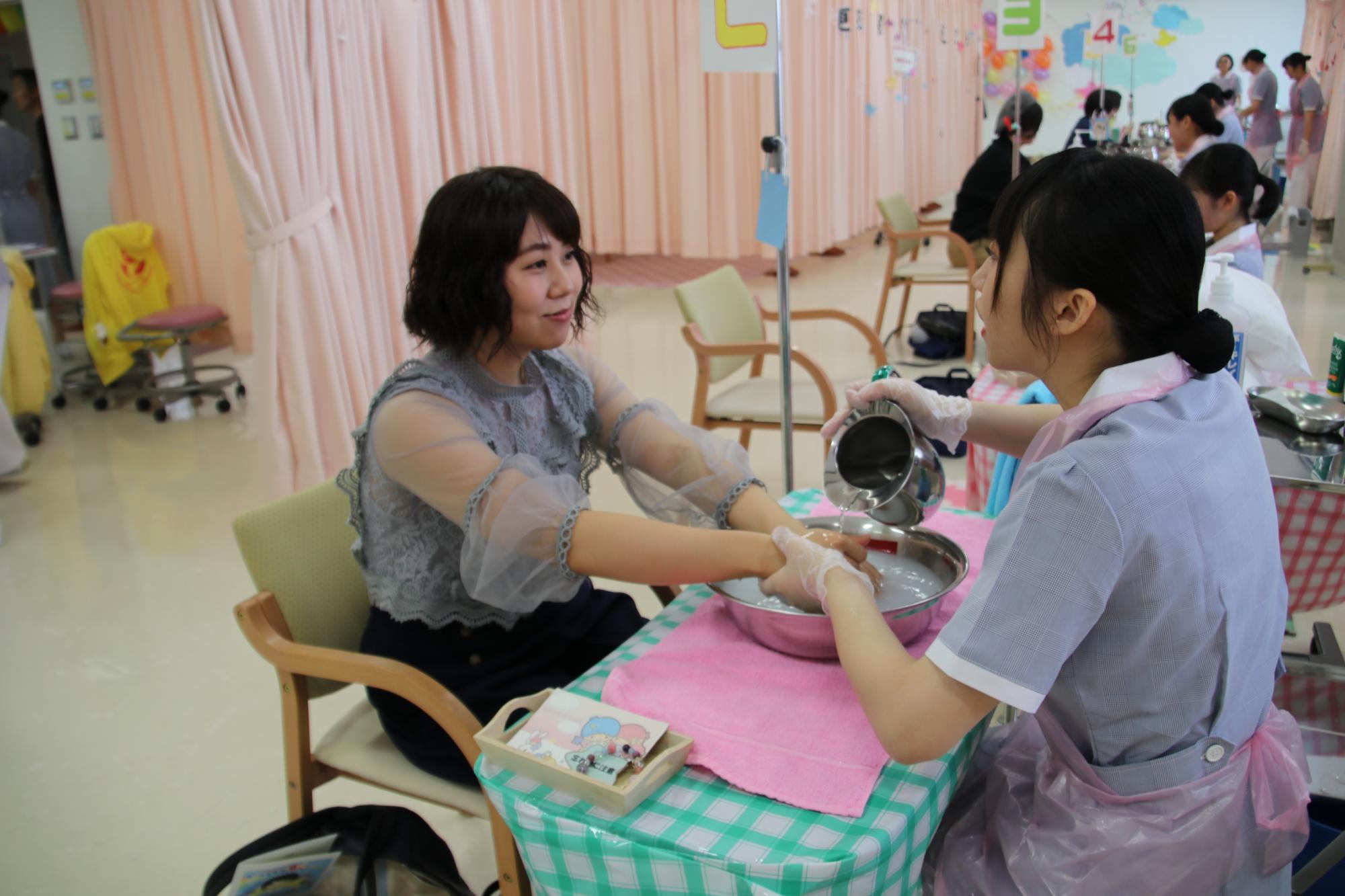 相看祭の様子（看護学生とお客さんのふれあい）