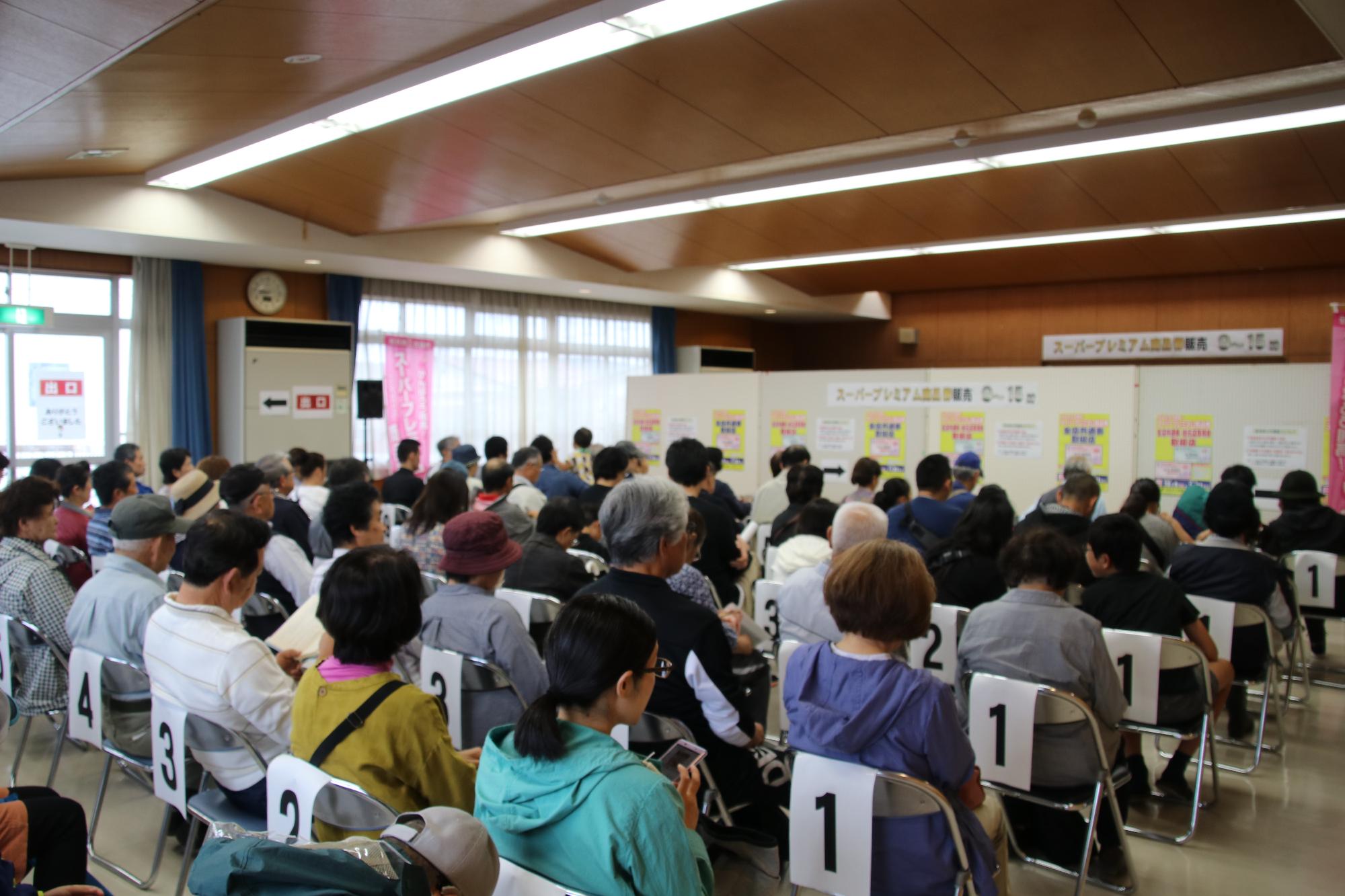 プレミアム商品券の購入を待つ市民らの様子