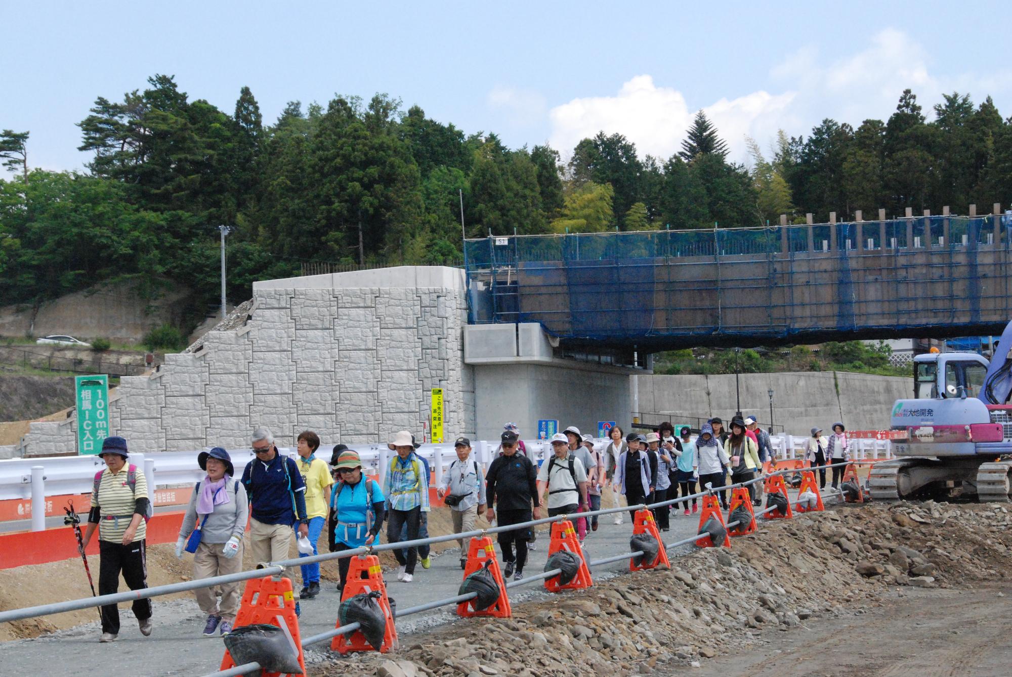 相馬福島道路周辺を進む参加者の様子