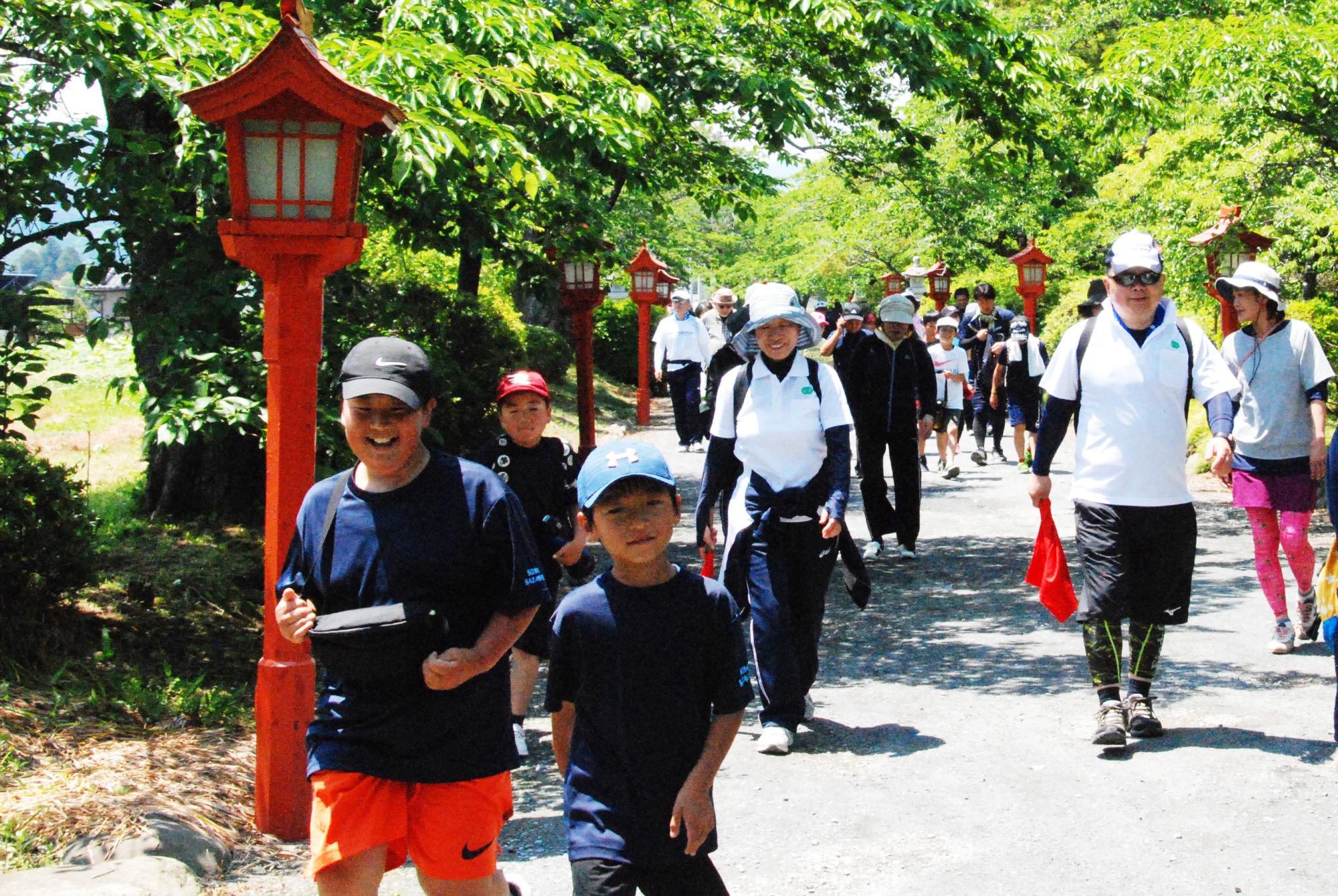 八幡神社の参道を歩く様子