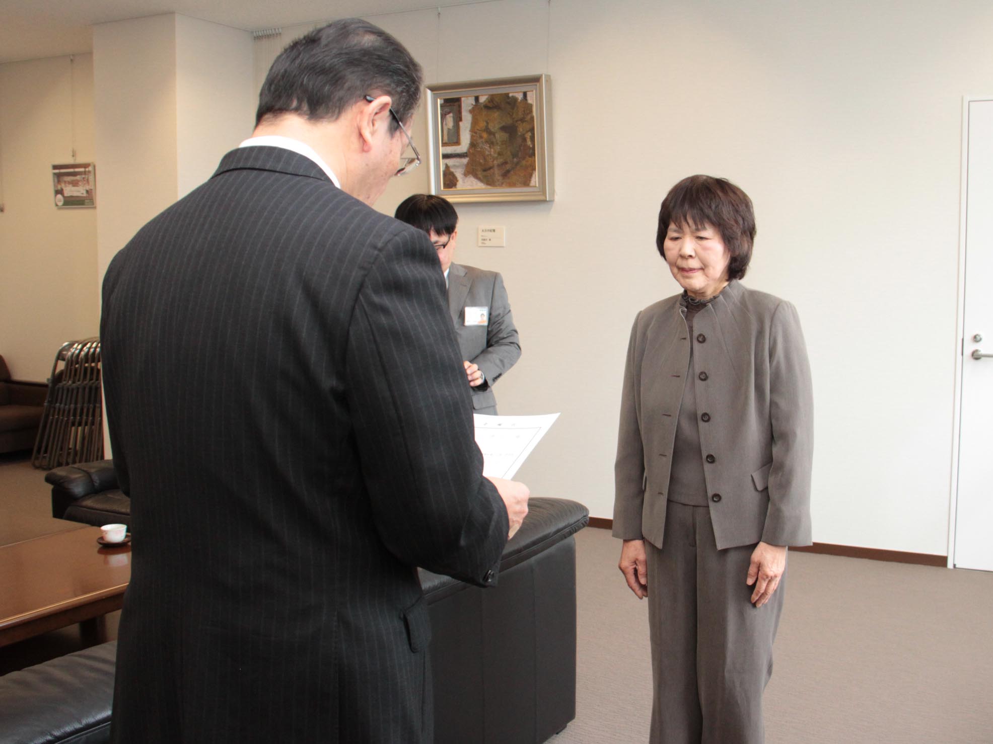 横山さんが佐藤副市長から委嘱状の交付を受ける様子