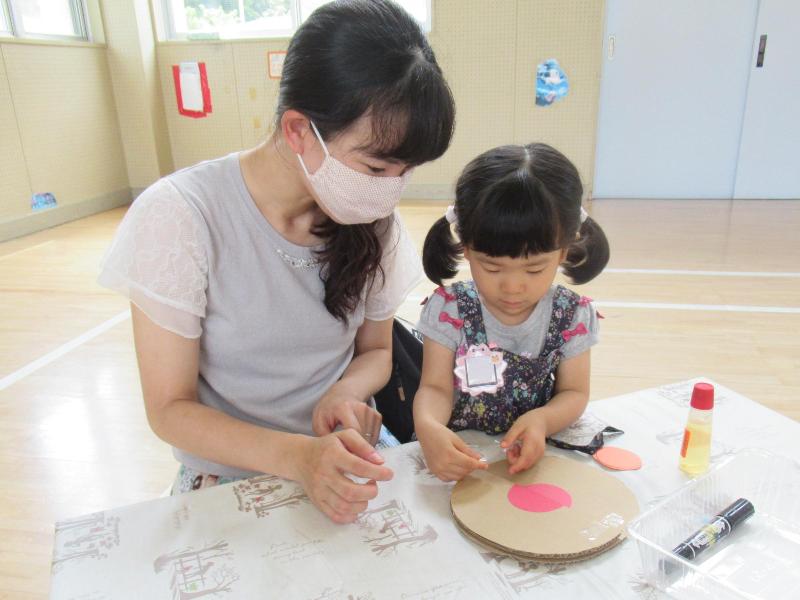 おもちゃを制作する親子