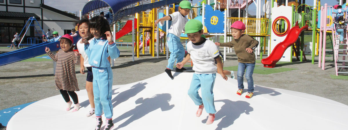 こども公園で子どもたちが遊ぶ様子