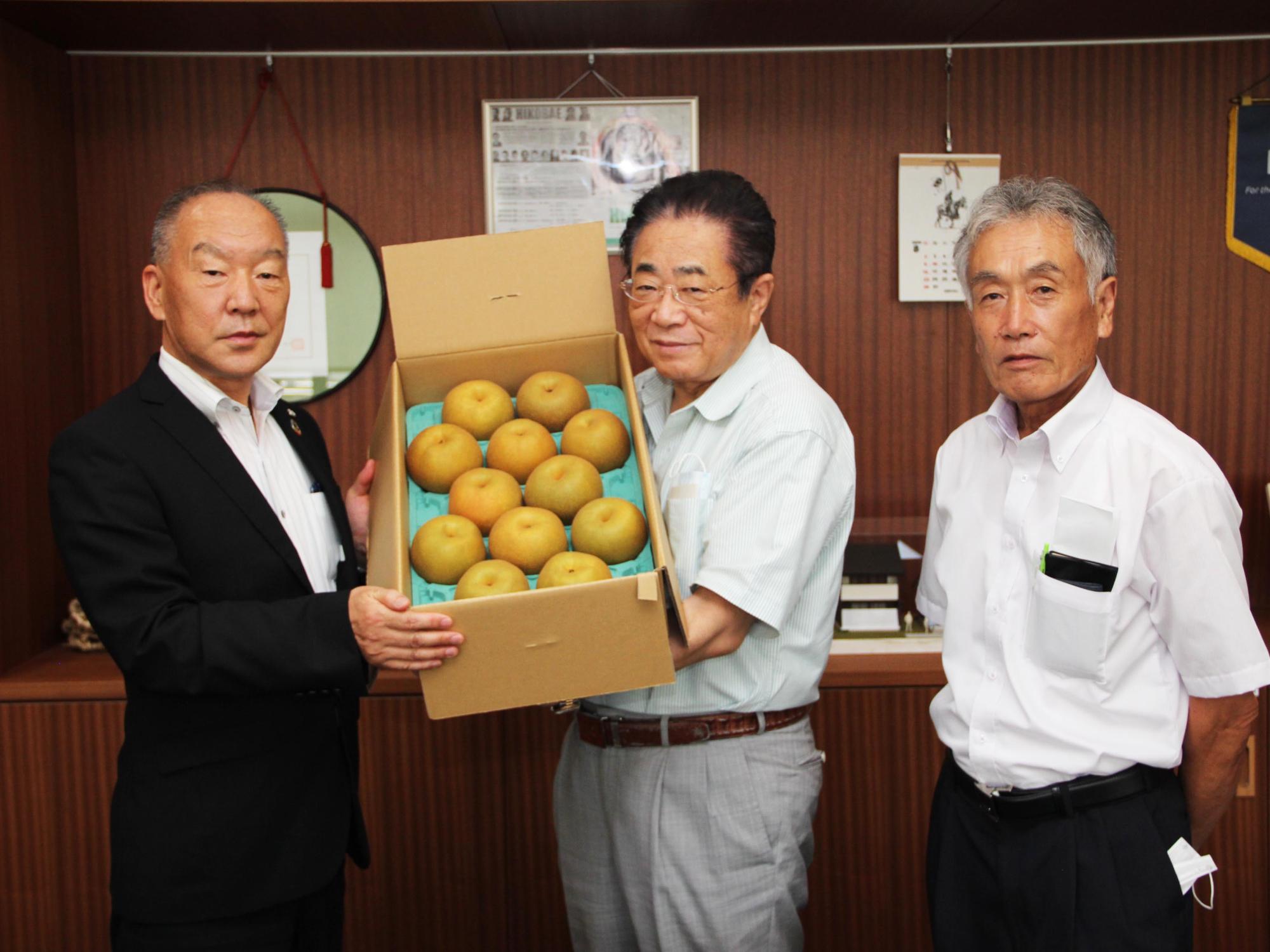 濱田代表理事専務と山田地区役員代表が立谷市長にナシを贈呈する様子