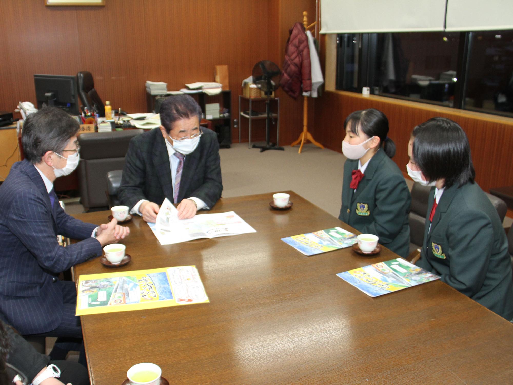 中村第一中学校の生徒らが立谷市長にパンフレットを紹介する様子