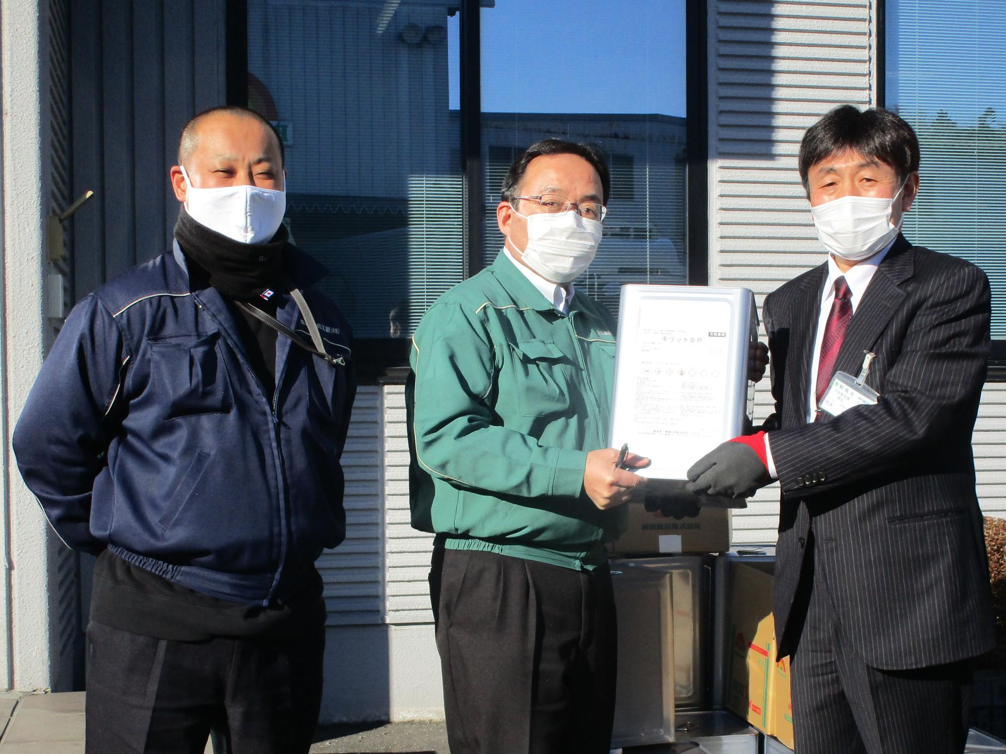 成田食品グループから消毒用アルコールの寄贈を受ける教育委員会
