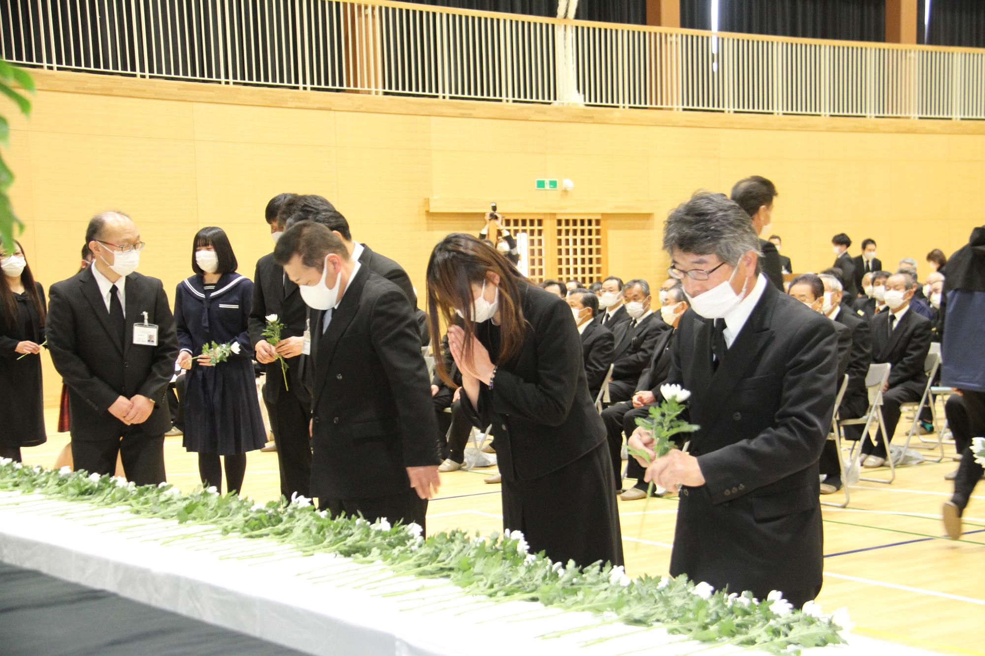 遺族が献花を行う様子