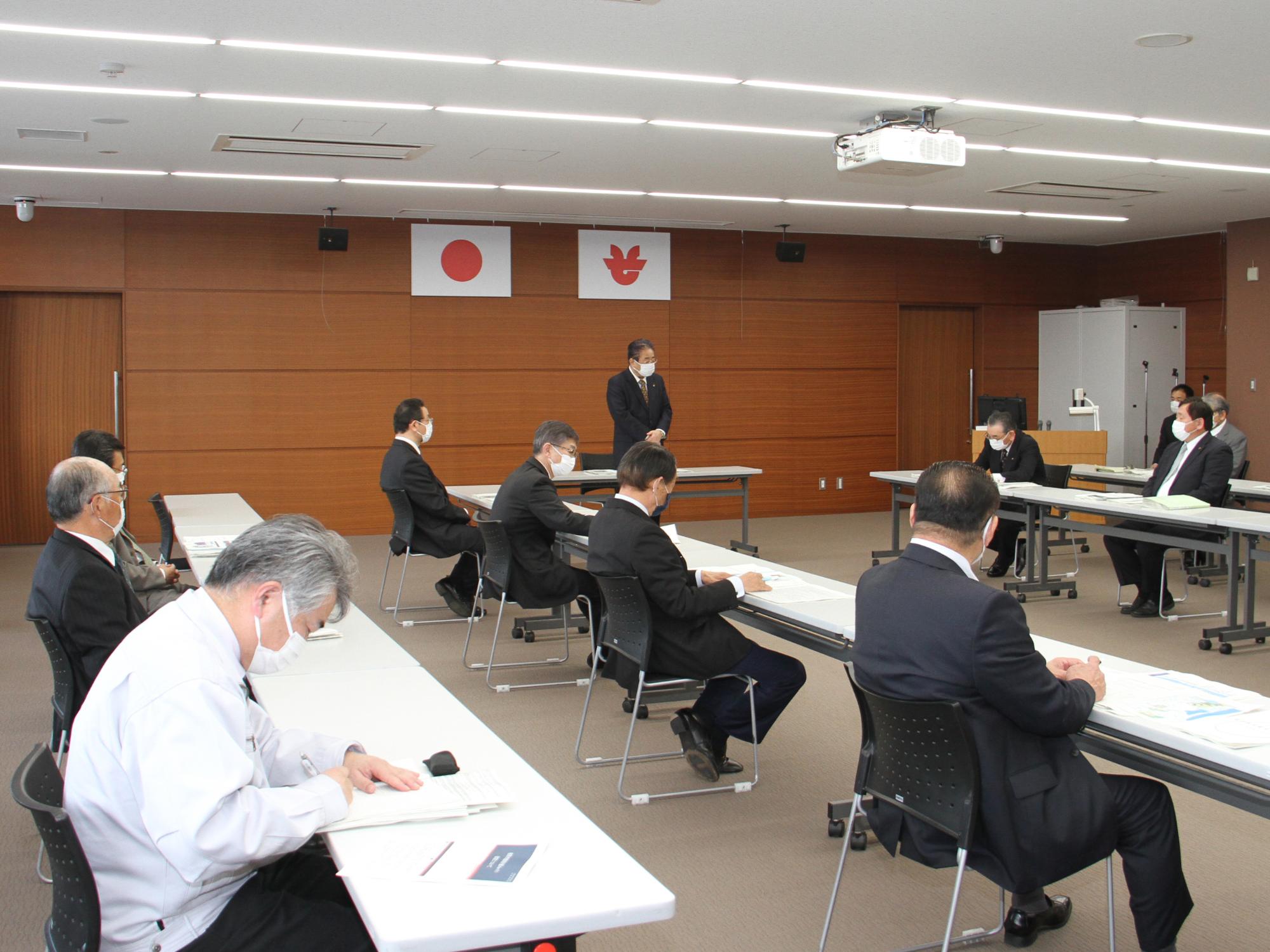 東日本大震災の最後の災害対策本部会議であいさつする市長の様子