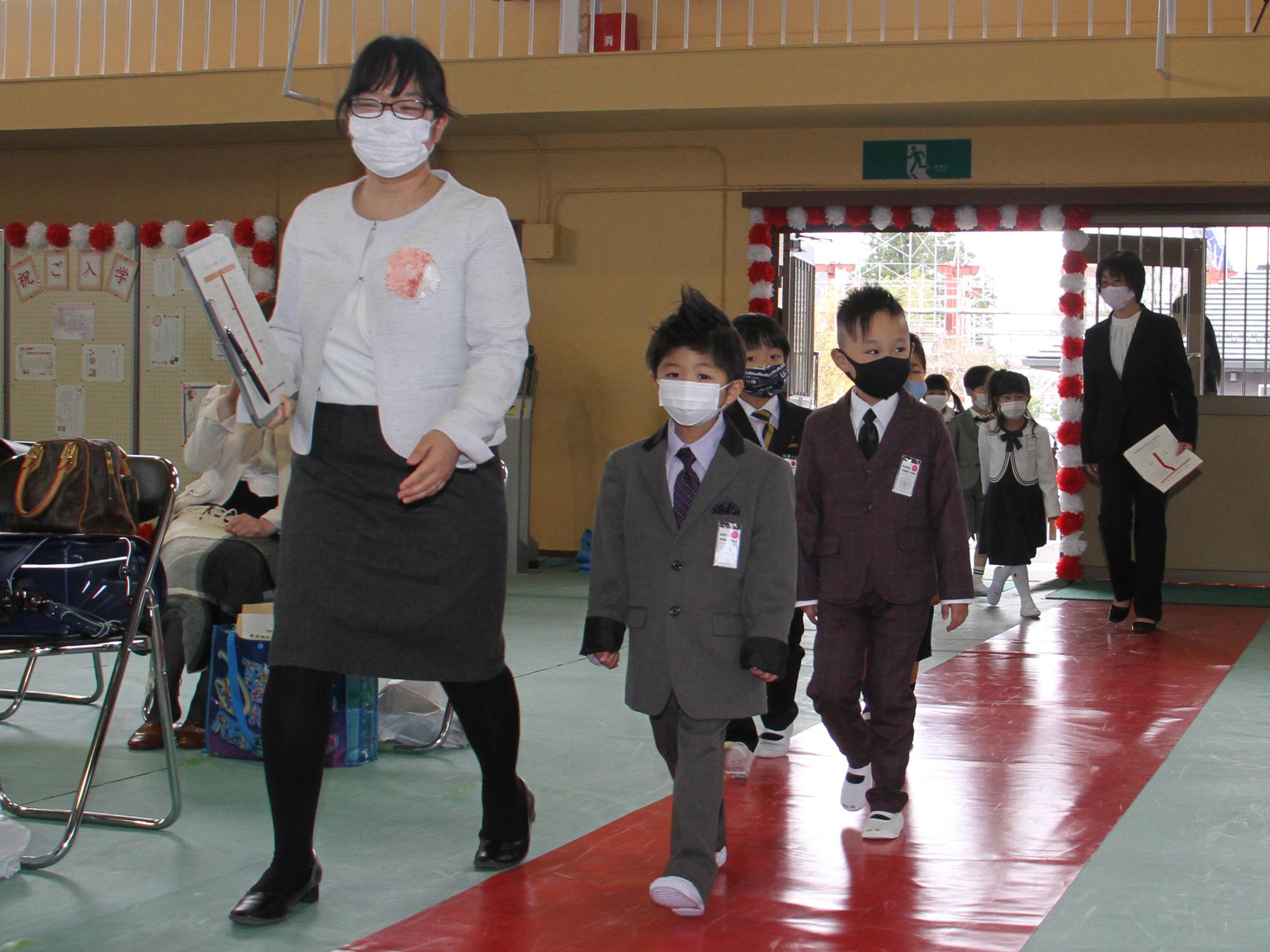 中村第一小学校入学式で式場に入場する新1年生の様子