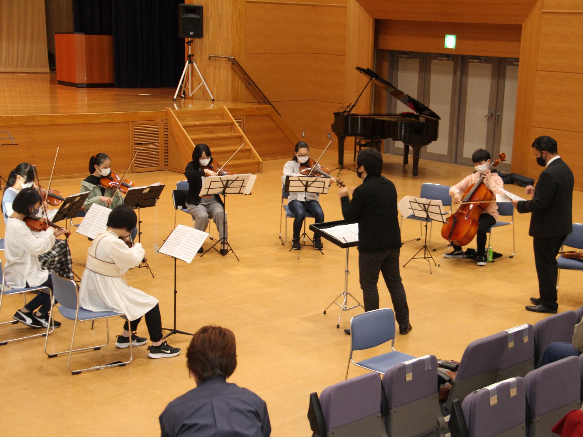 相馬子どもオーケストラの公開レッスンで熱のこもった指導をするヘーデンボルクさんの様子