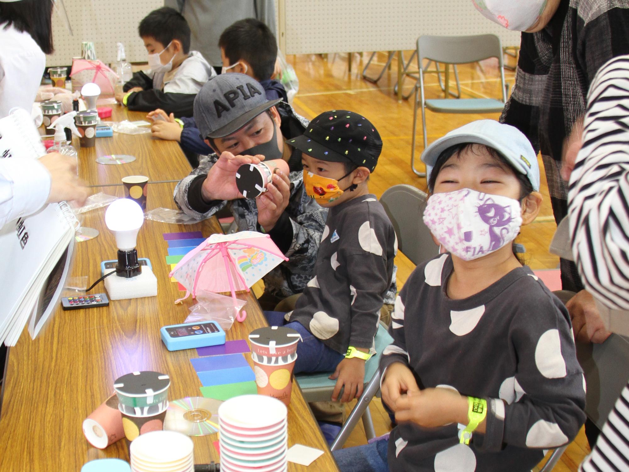 相馬市子ども科学フェスティバルで分光万華鏡を作る様子
