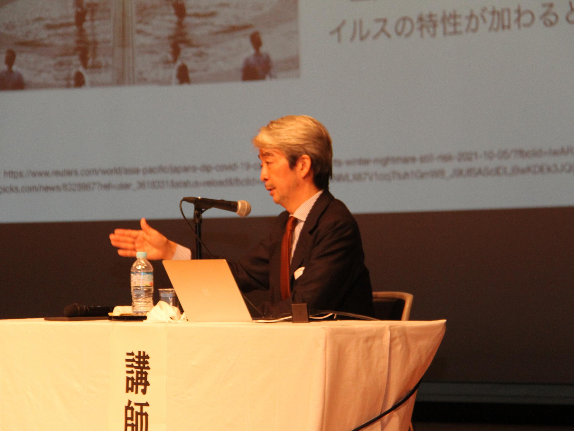 合同研修会及び公開講座で講演する渋谷センター長の様子