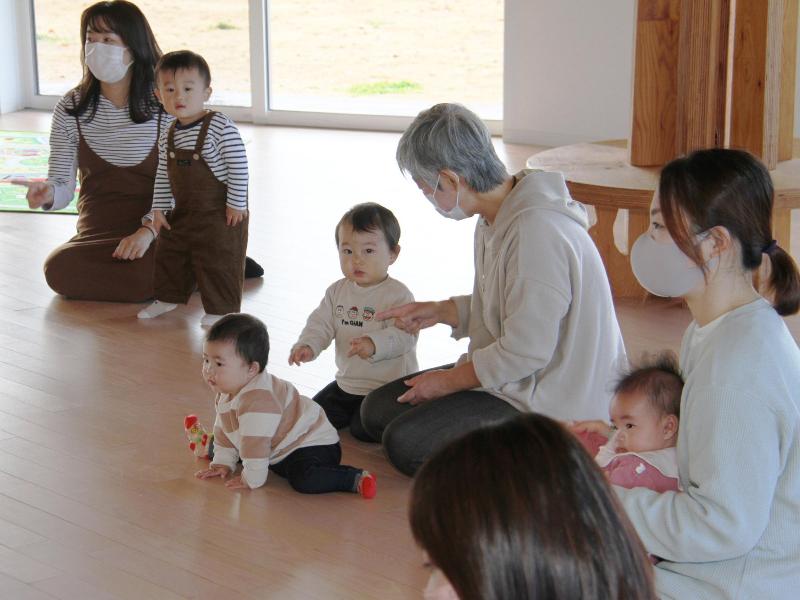 相馬こどものみんなの家のプレ親子教室で手遊びをする様子