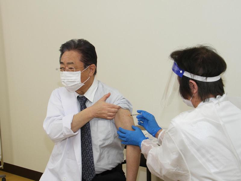 ワクチン接種を受ける立谷市長