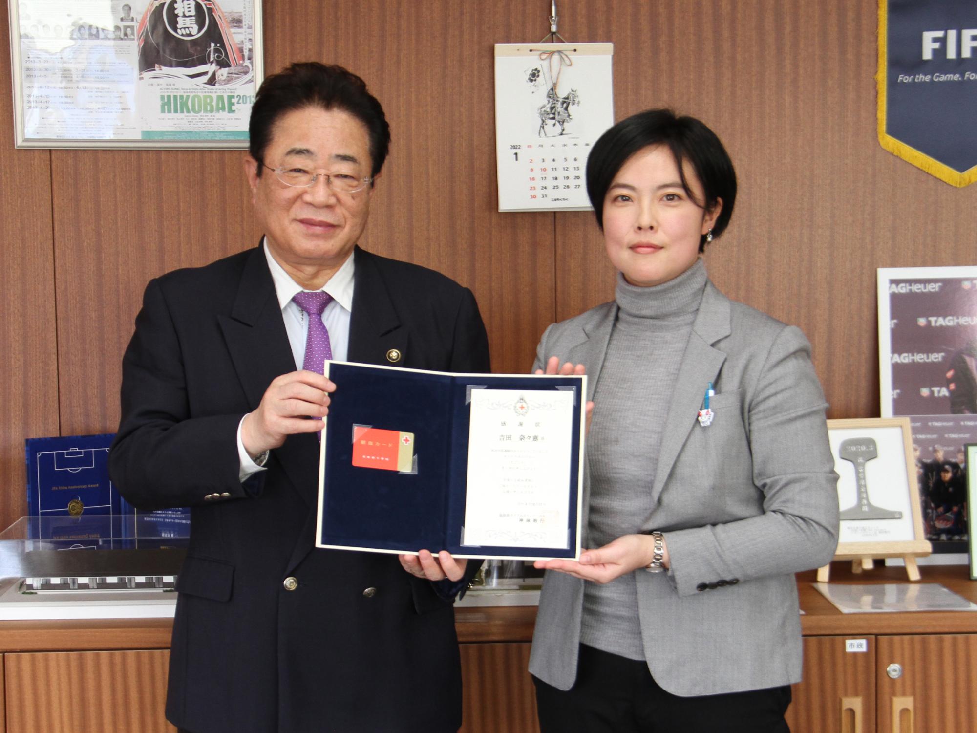 吉田さんが日本赤十字社感謝状受賞を立谷市長に報告する様子