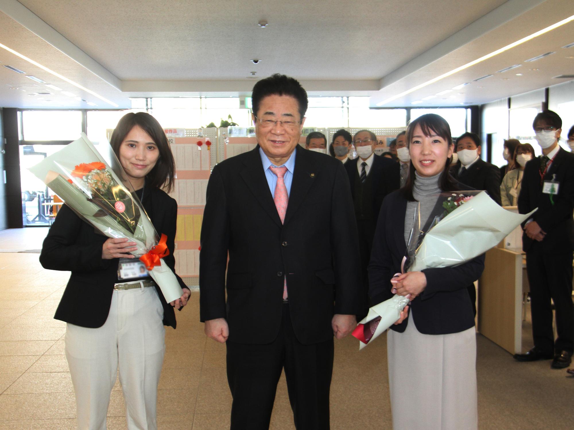 立谷秀清氏の初登庁で、職員から花束を贈呈する様子