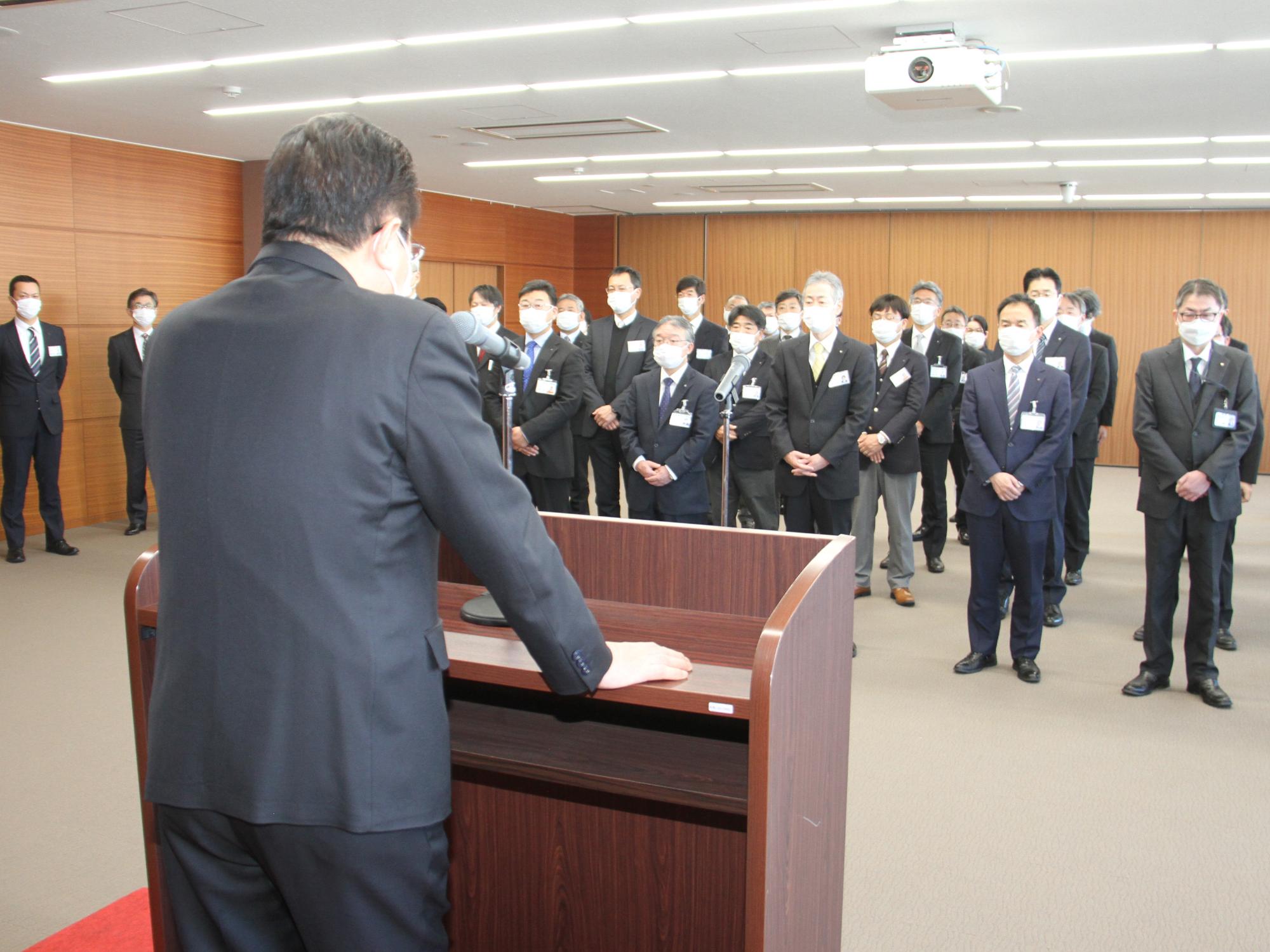 第18代相馬市長就任式で幹部職員に訓示をする立谷秀清氏の様子