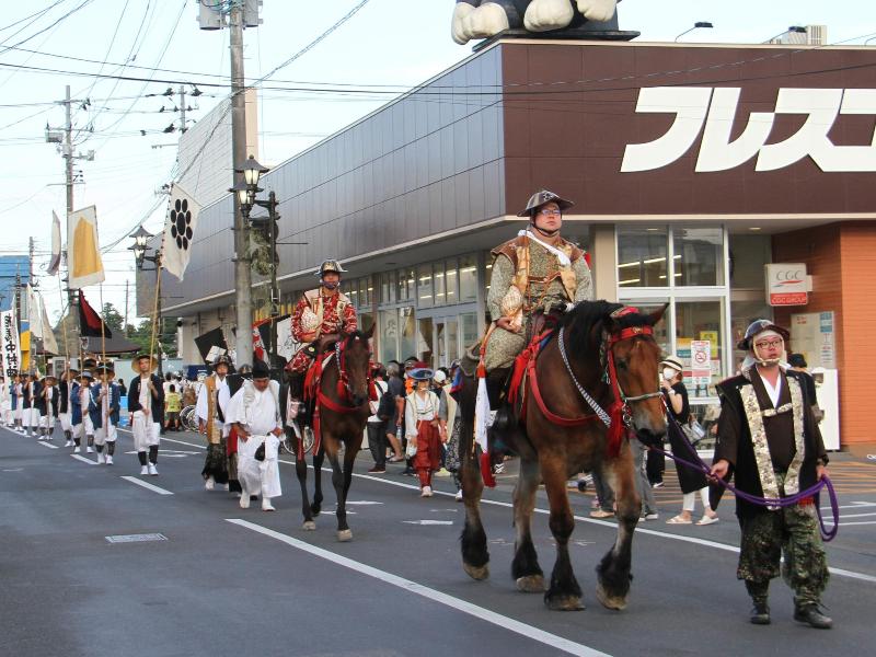 市街地を凱旋する騎馬武者たち