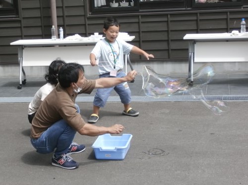 シャボン玉を作る親子