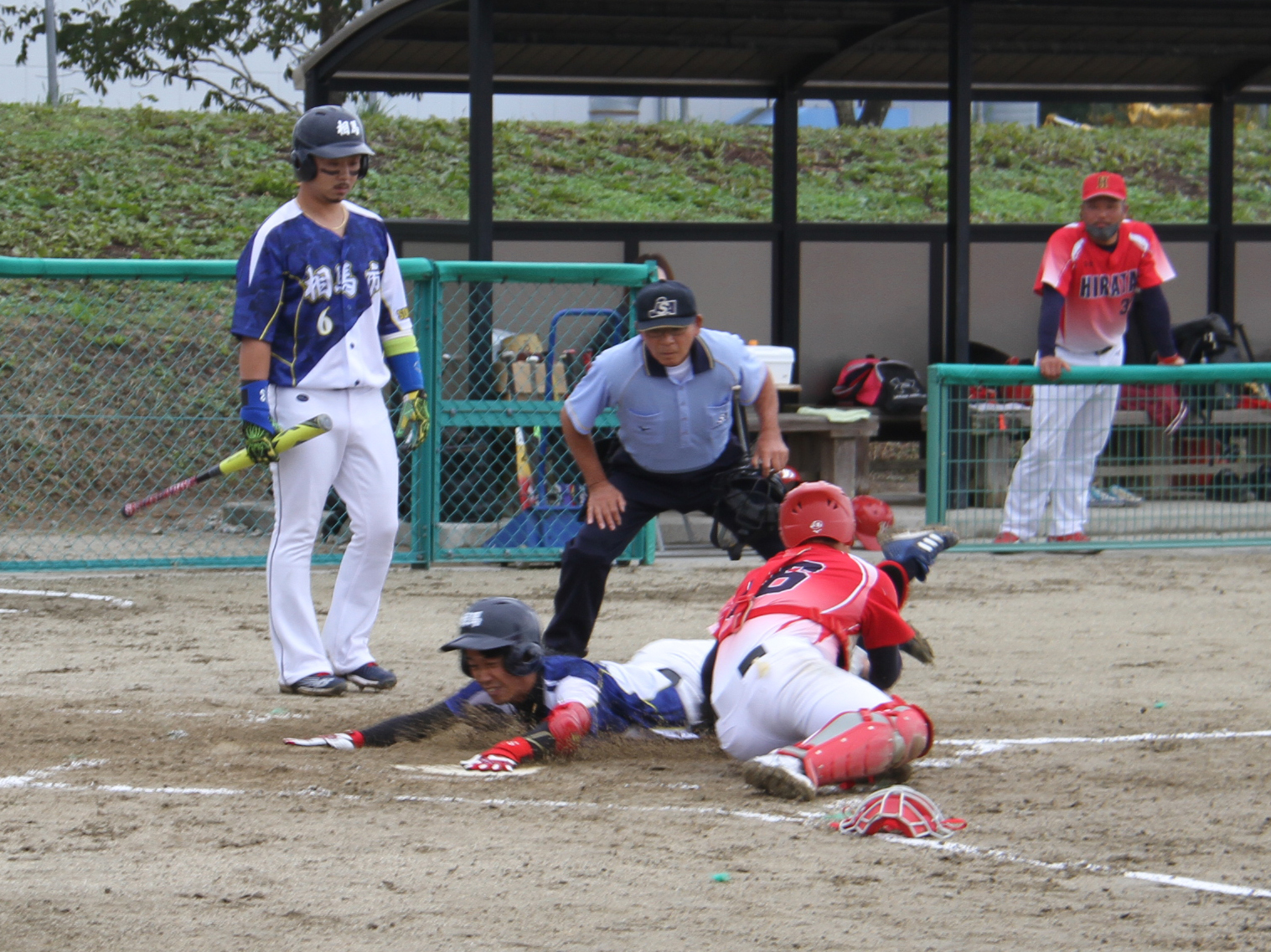 市町村対抗福島県ソフトボール大会で気迫のこもったヘッドスライディングをする相馬市チームの様子