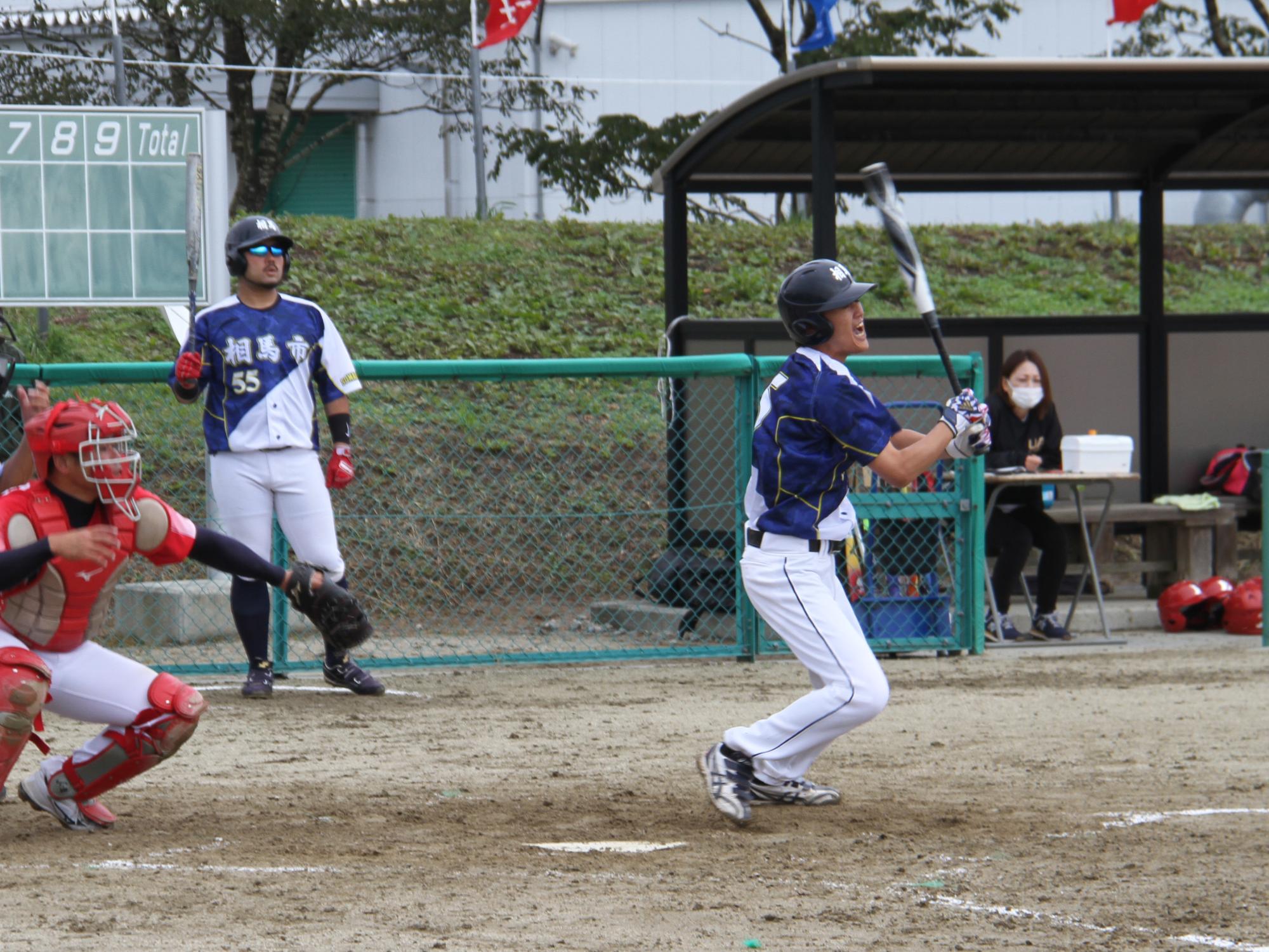 市町村対抗福島県ソフトボール大会でヒット性の当たりを放つ相馬市チームの様子