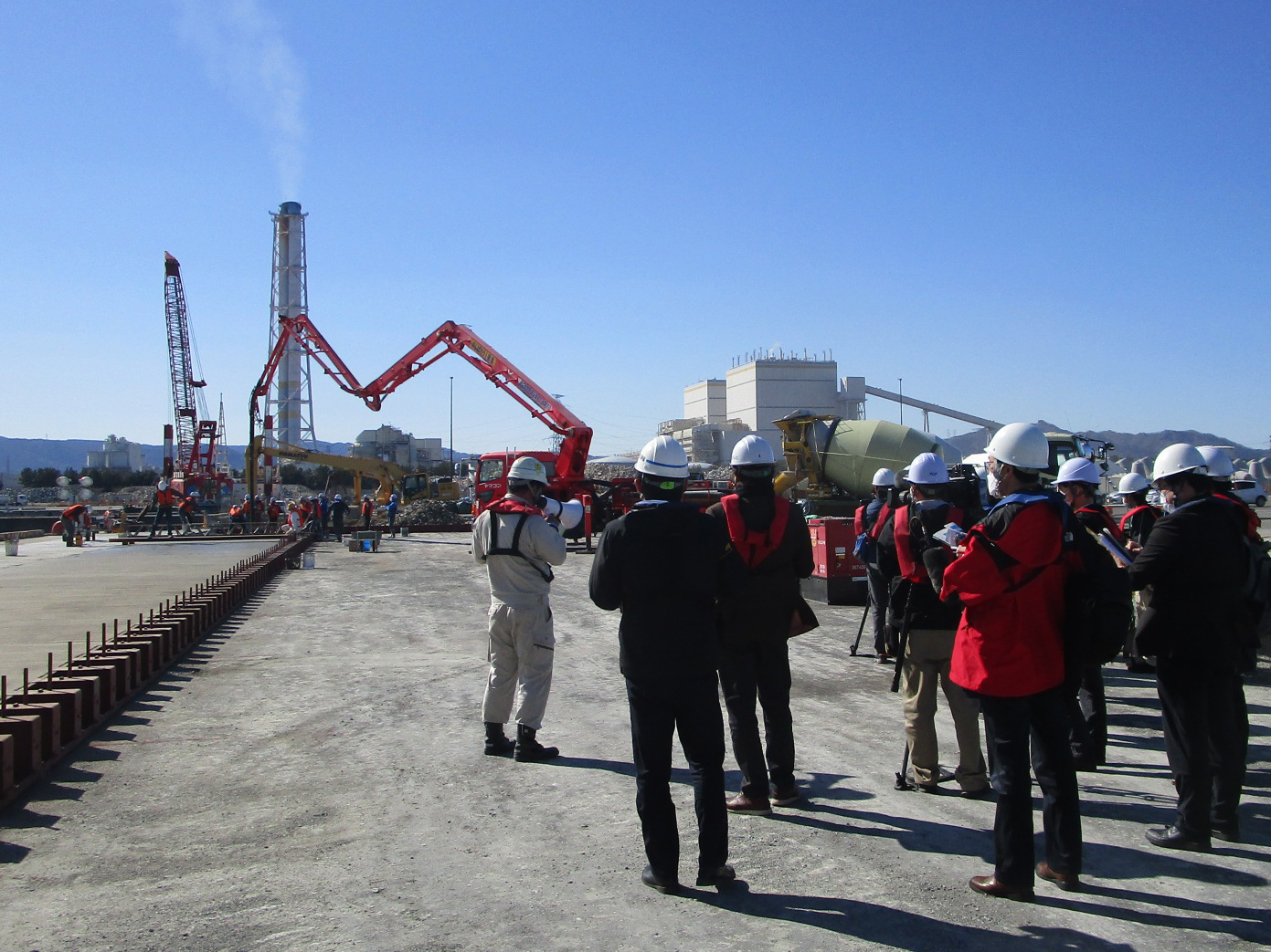 国及び県が主催する相馬港復旧工事進捗状況の報道機関向け説明会の様子