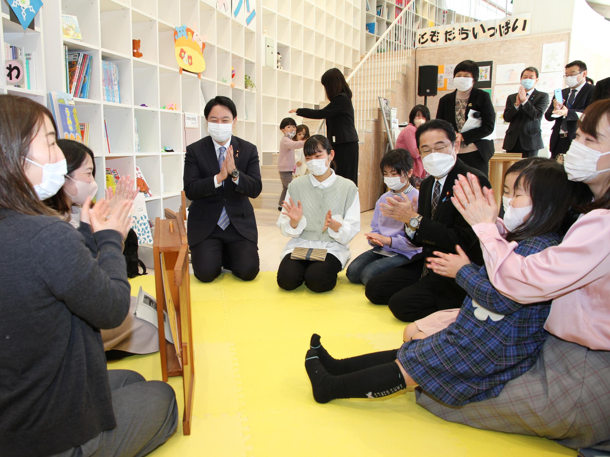 岸田首相がLVMH子どもアート・メゾン施設内を視察する様子