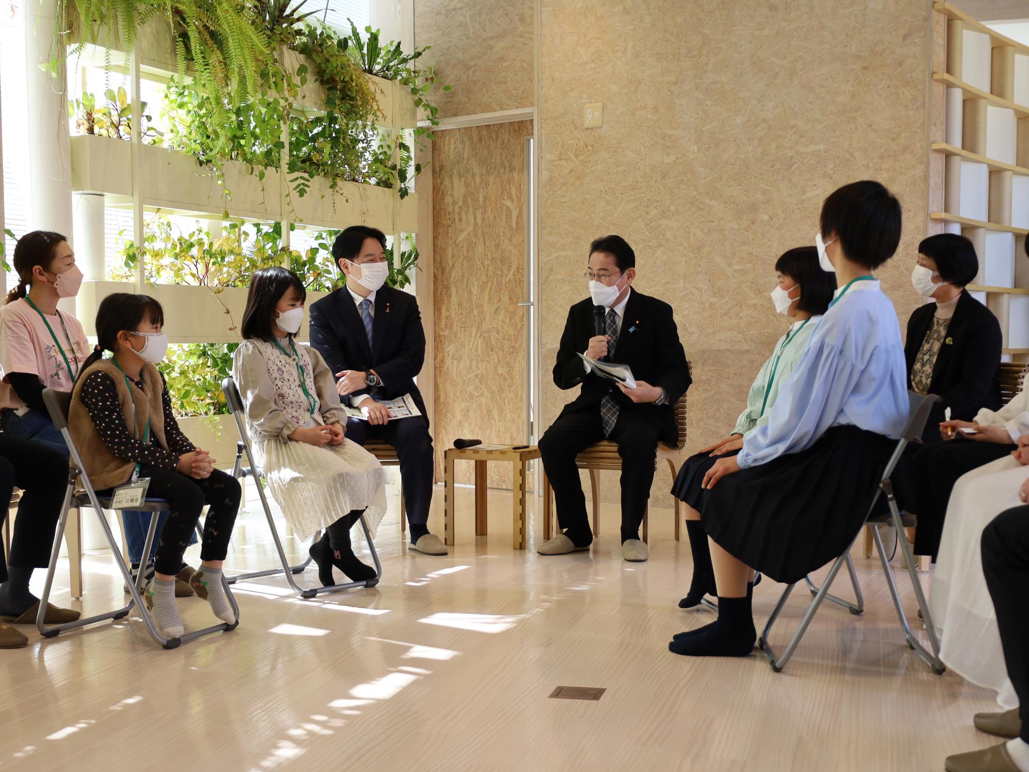 岸田首相が幅広い世代の市民らとこども政策対話を行う様子