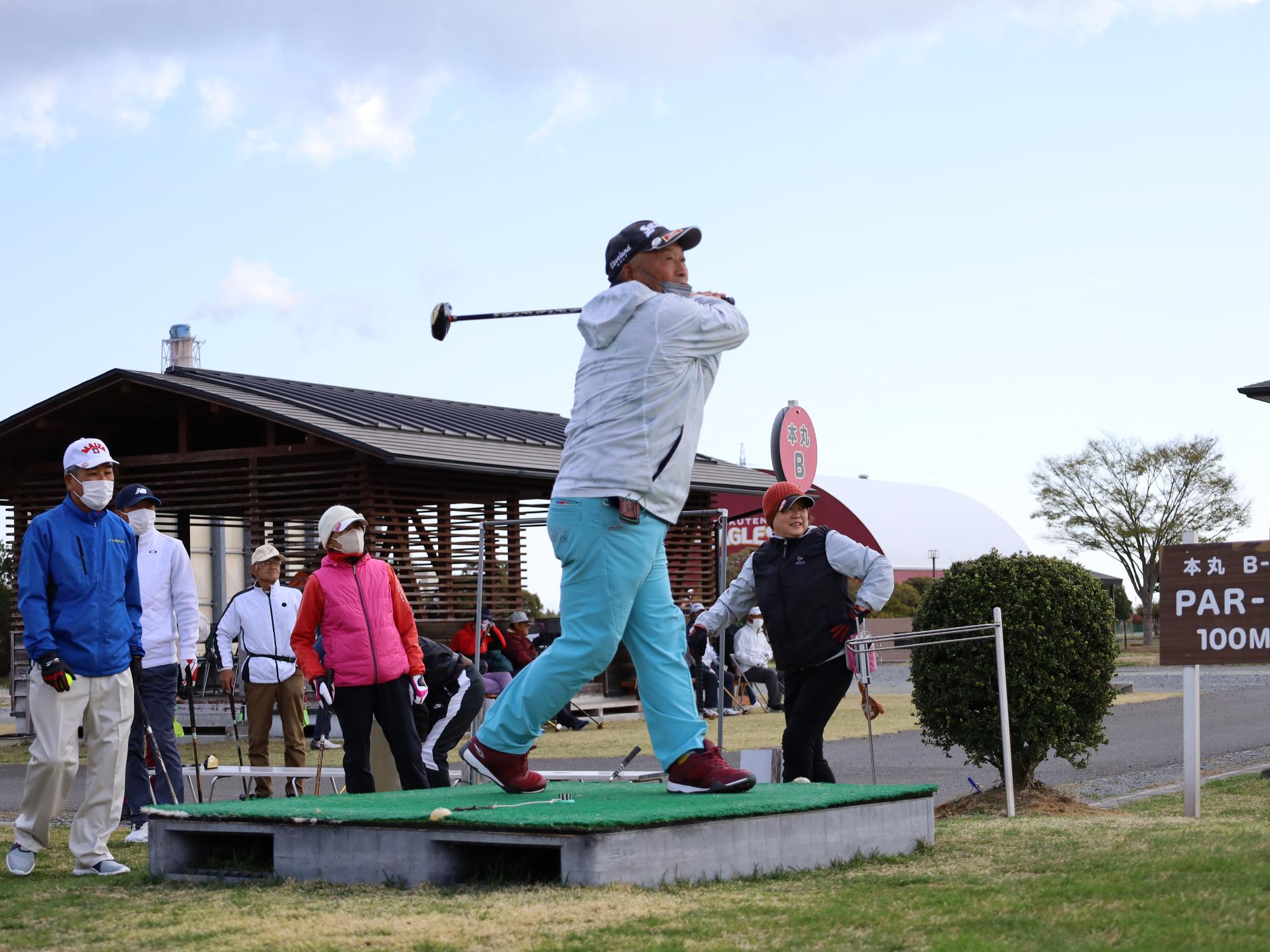 相馬光陽パークゴルフ場で開催された大会で第一打を放つ出場者の様子