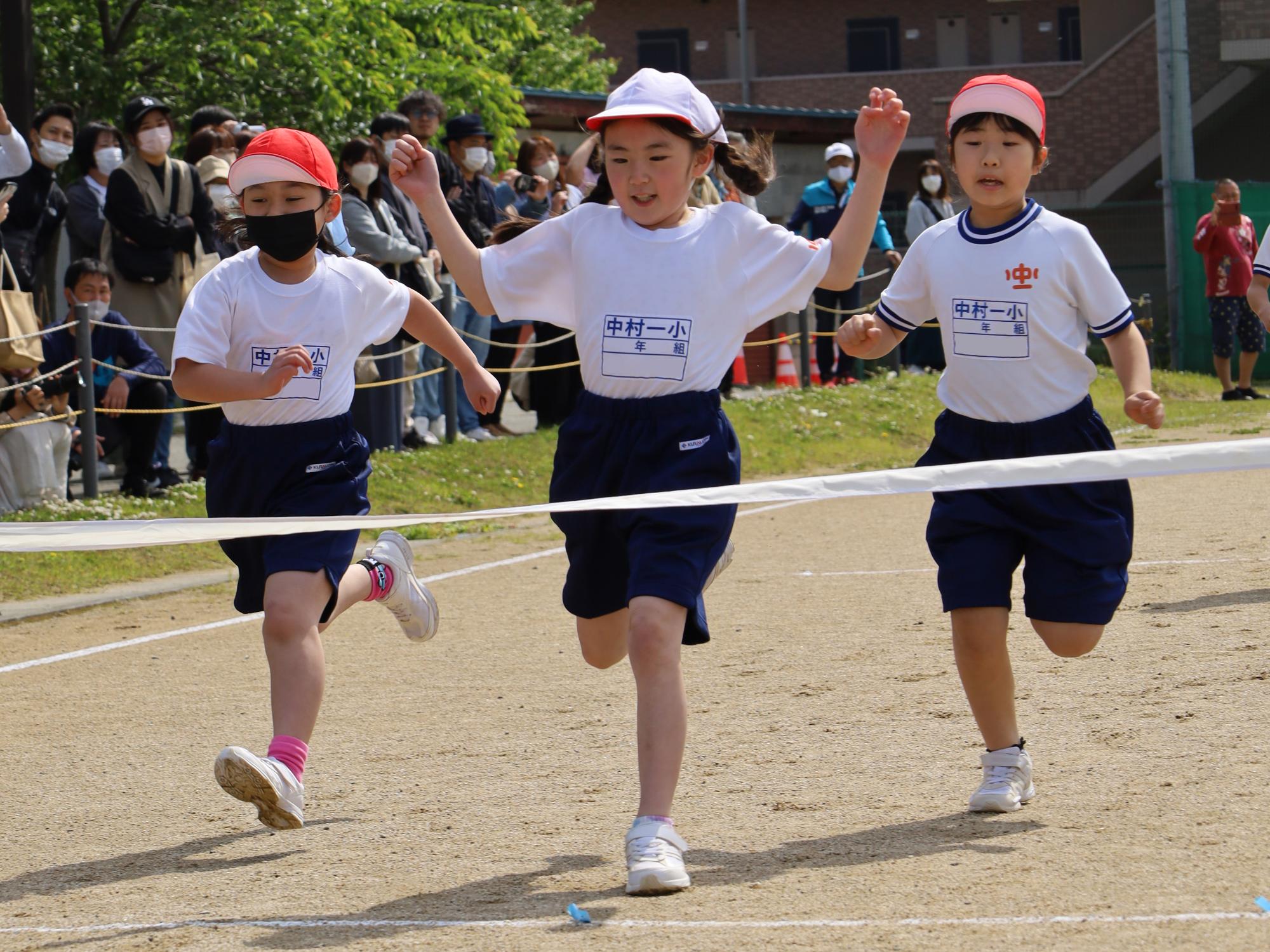 中村第一小学校スポーツフェスティバルで徒競走に出場している児童の様子