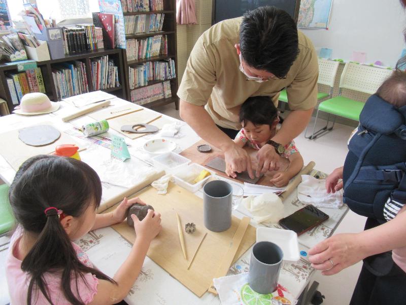 親子で粘土をこねる様子