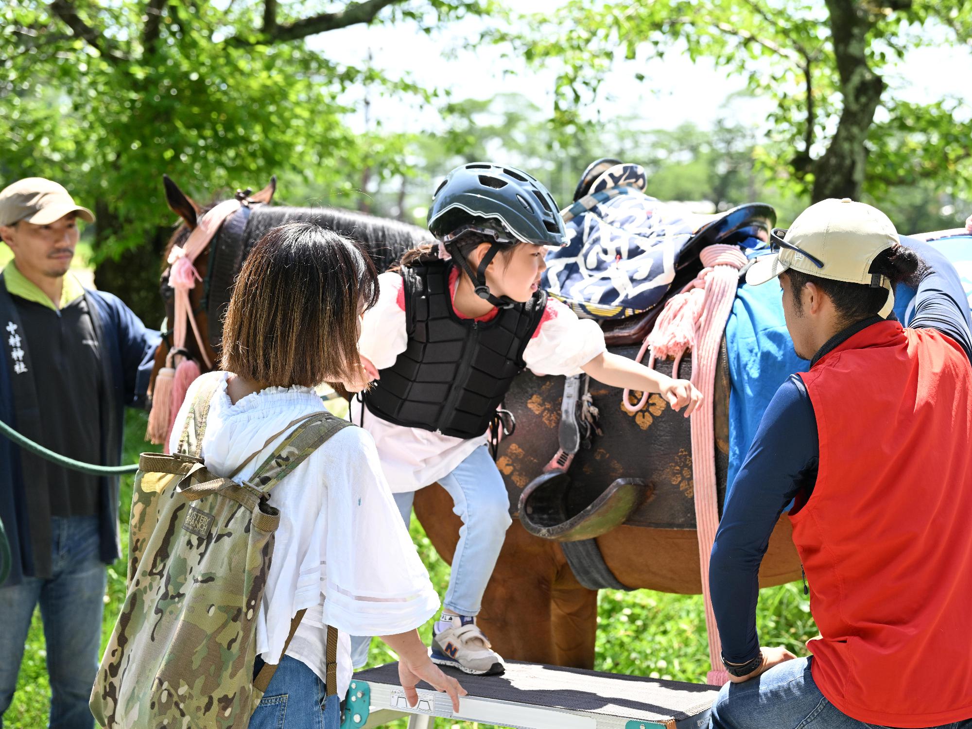 相馬市モニターツアーで乗馬体験をする様子