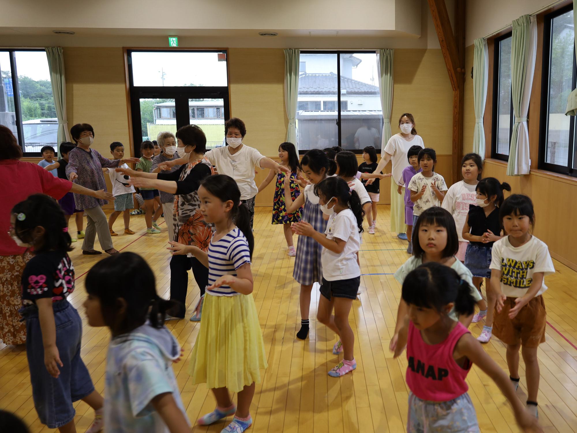東部子ども公民館で世代間交流として盆踊りをする様子
